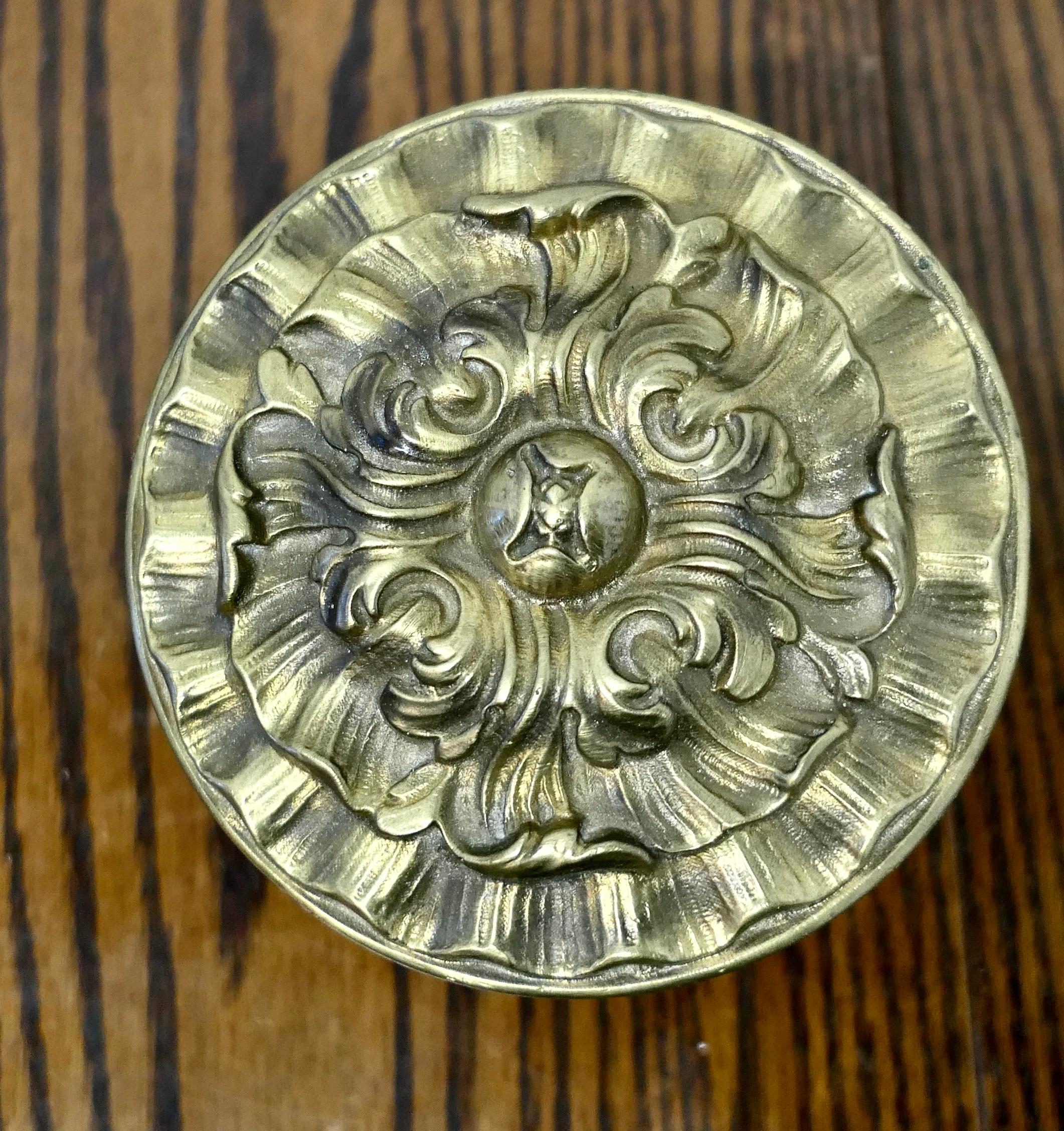 Paire de gros boutons de porte en laiton gaufré

Une superbe paire, ils sont grands et lourds, fabriqués en laiton massif et très lourds, utilisés mais en très bon état et tous les deux ont une plaque arrière.
Les boutons ont un diamètre de 6