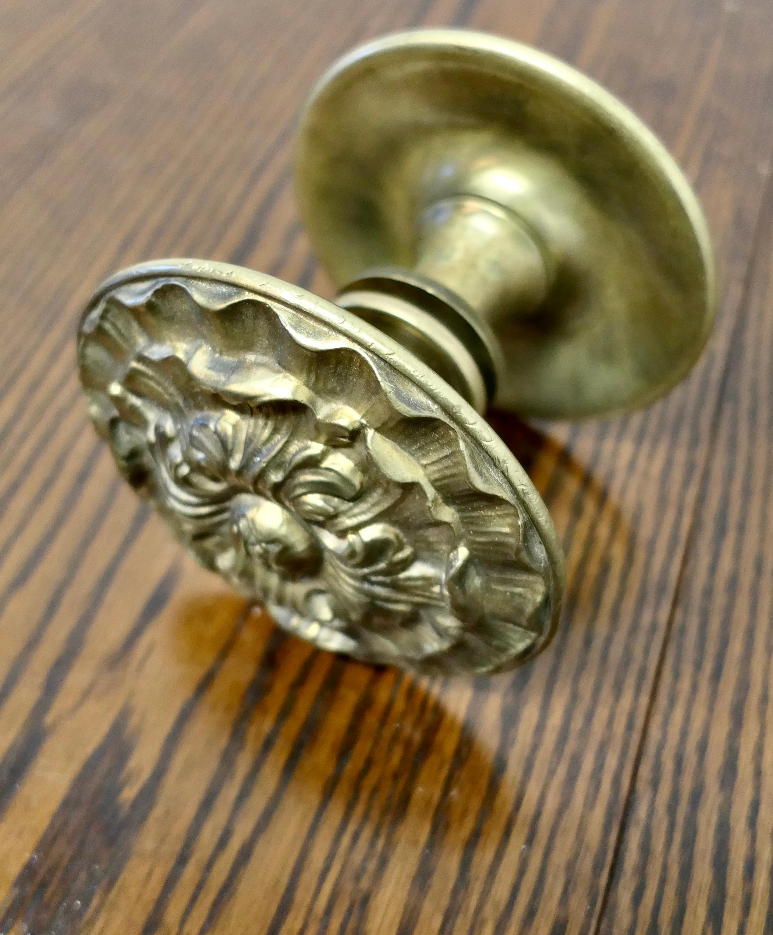 Arts and Crafts Paire de gros boutons de porte en laiton gaufré  Superbe paire de grandes et lourdes en vente