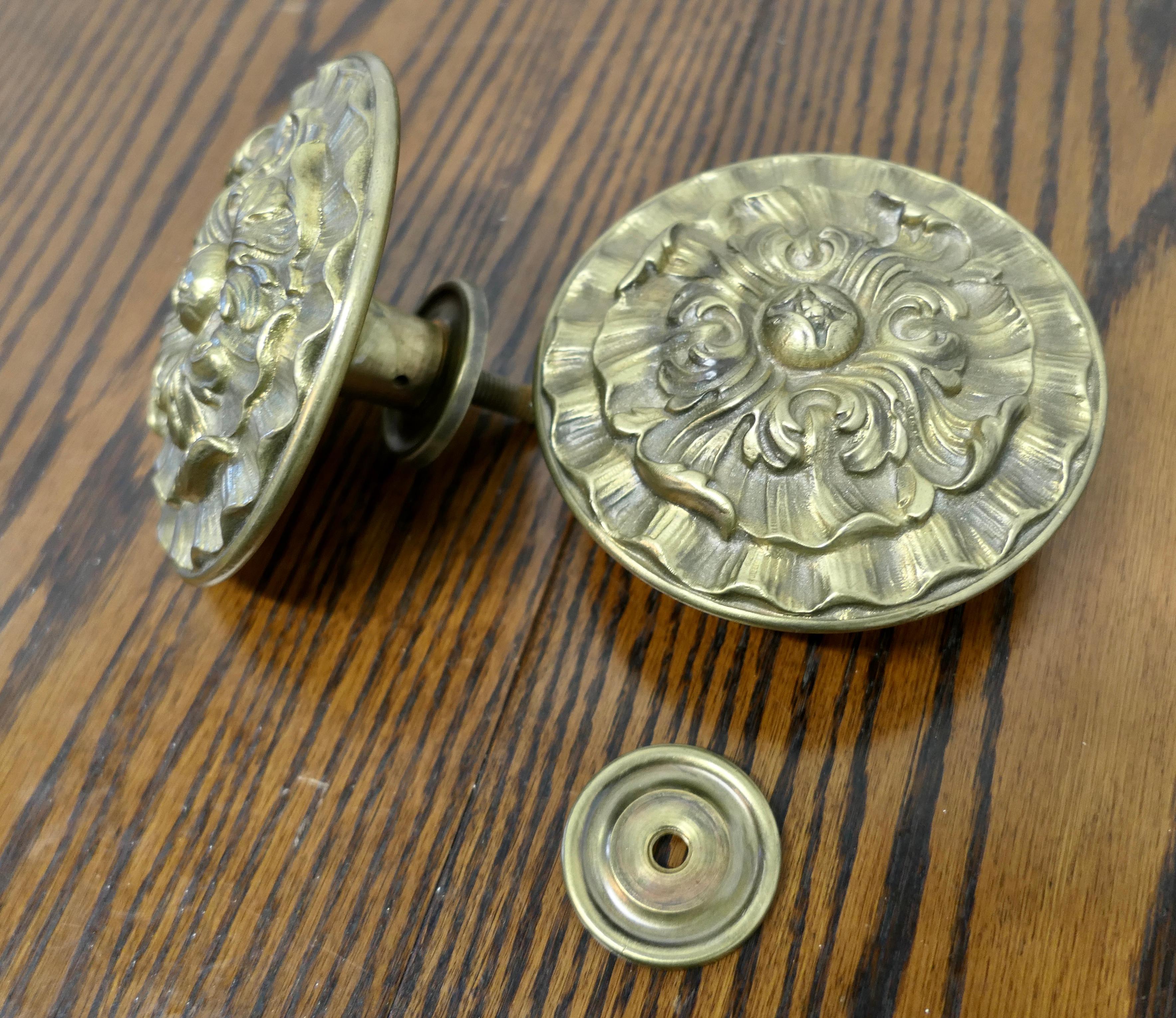 XIXe siècle Paire de gros boutons de porte en laiton gaufré  Superbe paire de grandes et lourdes en vente