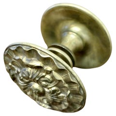 Paire de gros boutons de porte en laiton gaufré  Superbe paire de grandes et lourdes
