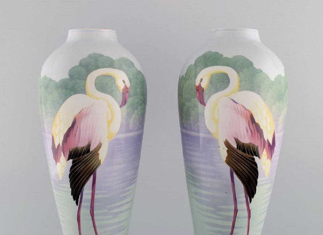 Une paire de grands vases en faïence avec des flamants roses peints à la main et un pavillon de lac. 1930s.
Mesures : 45.5 x 16 cm.
En parfait état.
Estampillé.