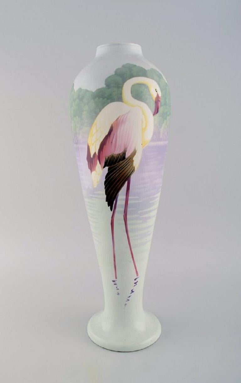 Peint à la main Paire de grands vases en faïence avec flamants peints à la main, années 1930 en vente