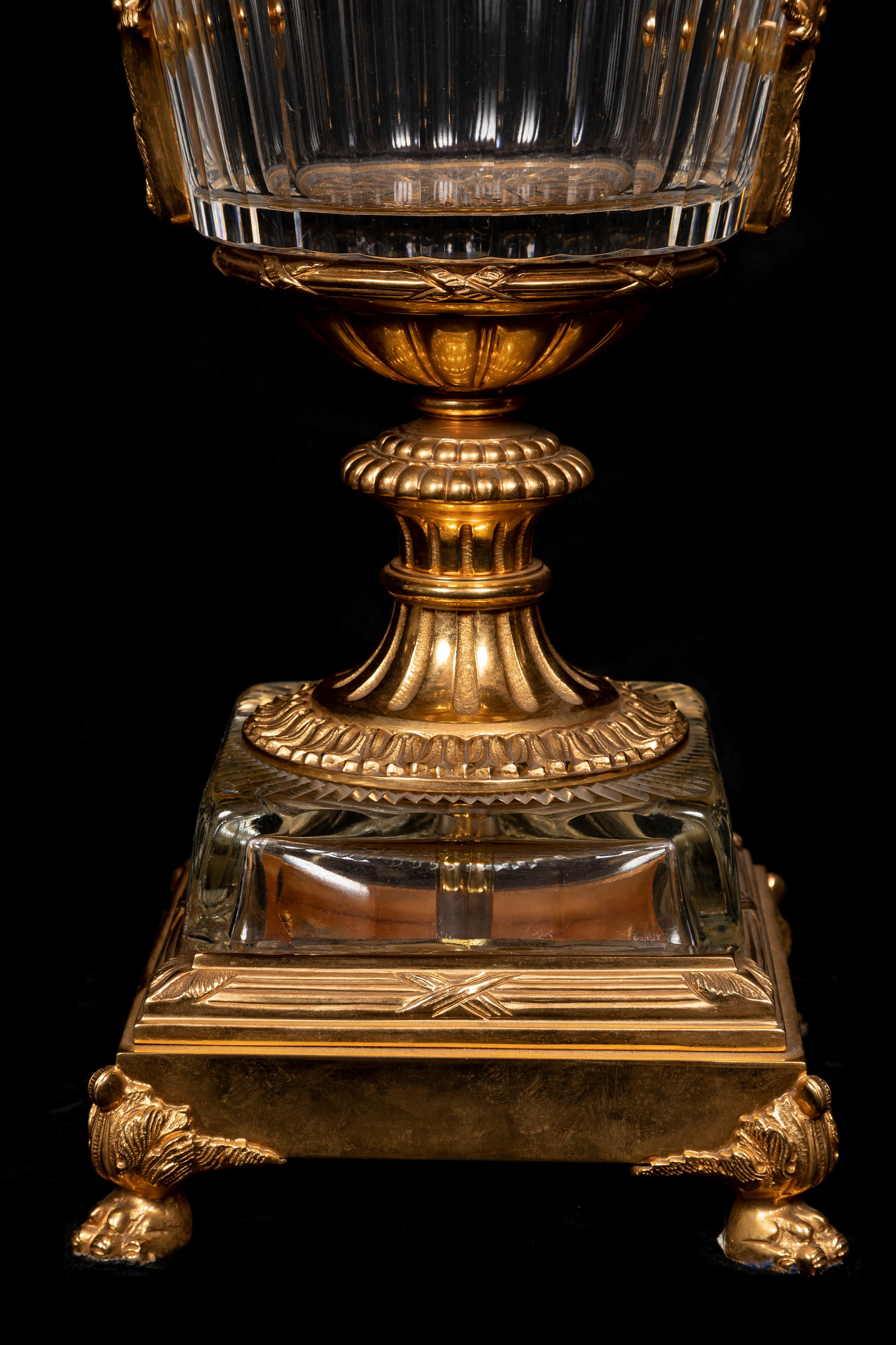 Ein Paar große französische Urnen aus vergoldeter Bronze und geschliffenem Kristall im Baccarat-Stil im Angebot 3