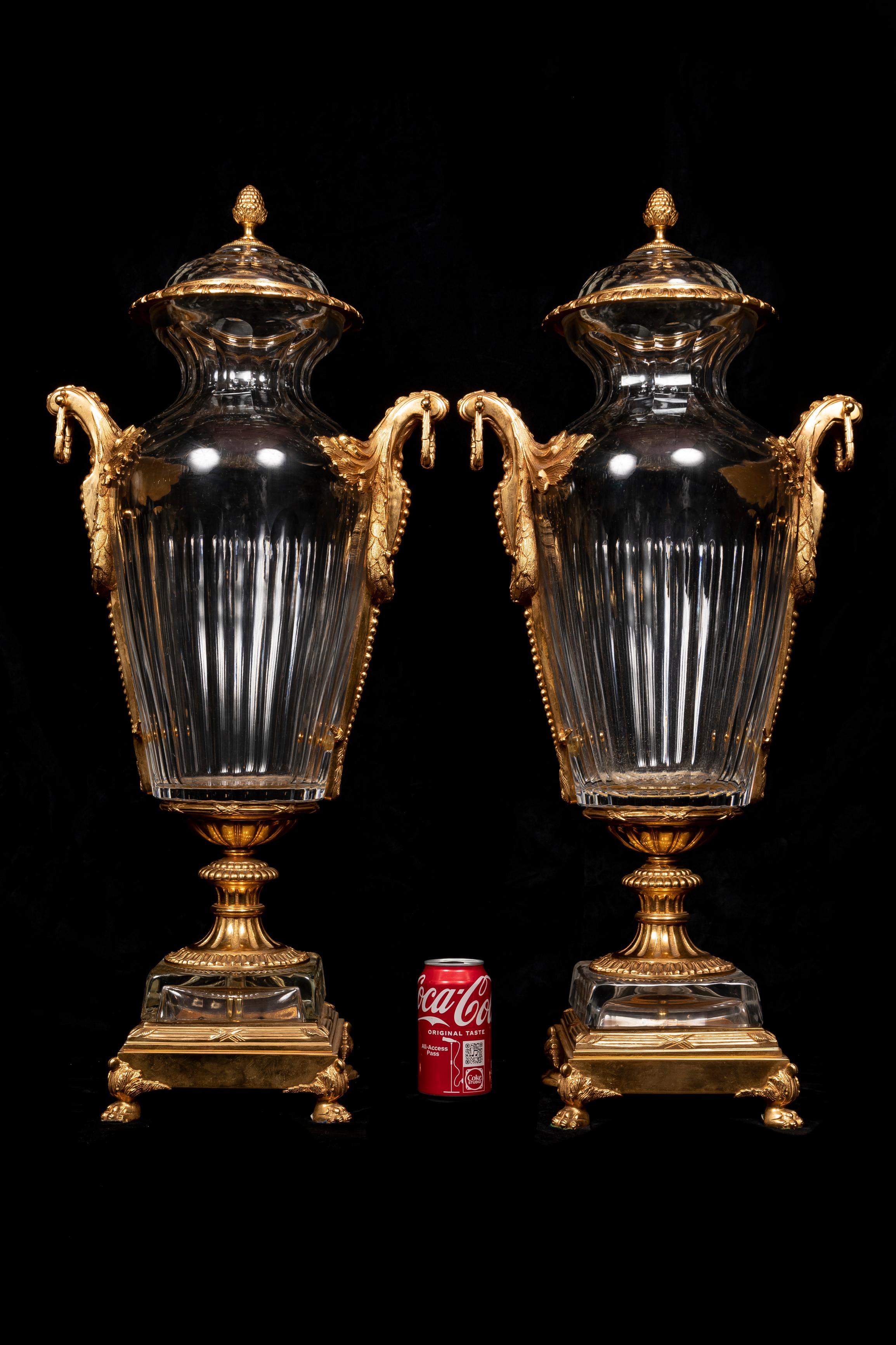 Ein Paar große französische Urnen aus vergoldeter Bronze und geschliffenem Kristall im Baccarat-Stil (Louis XVI.) im Angebot