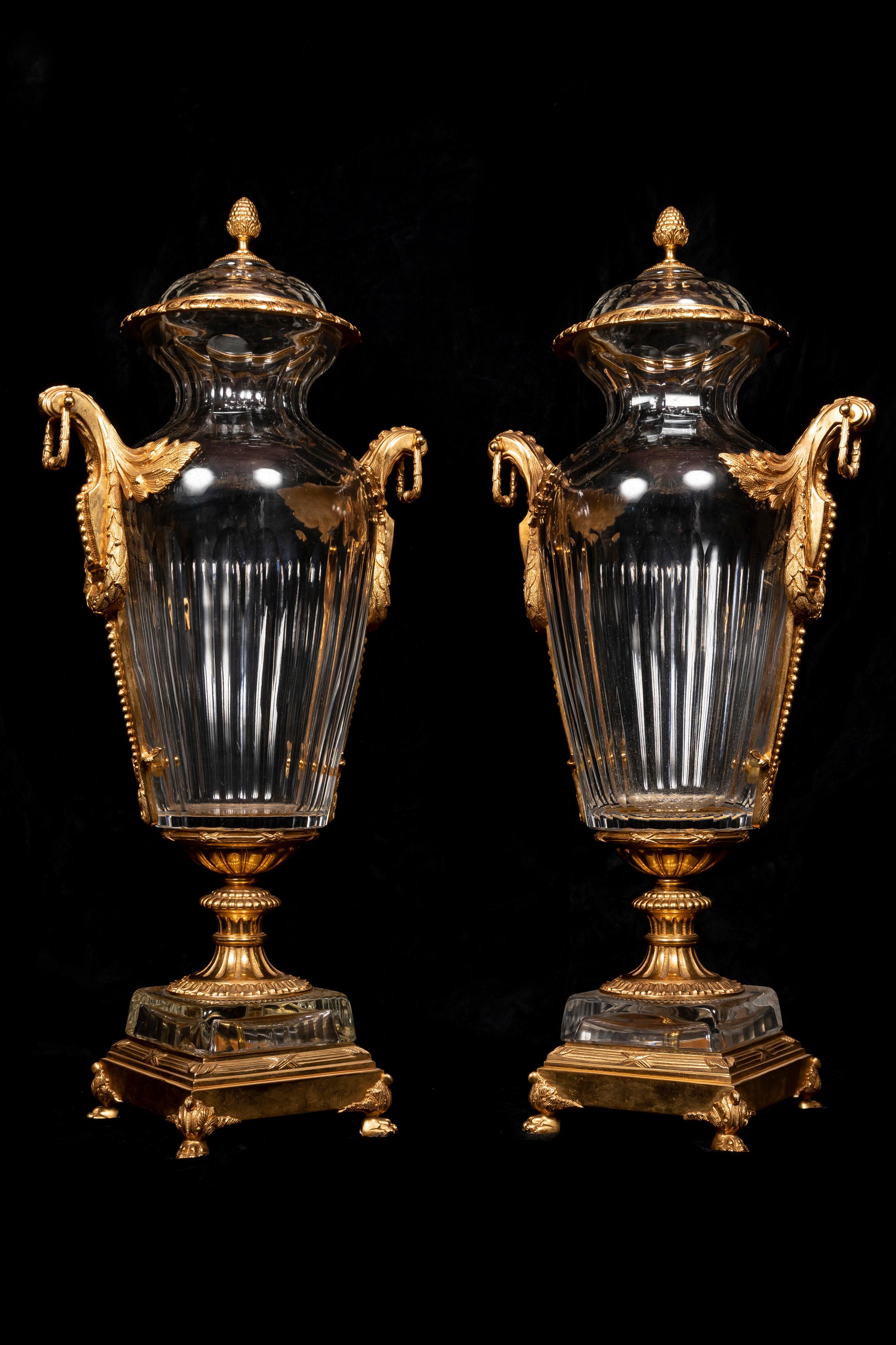 Ein Paar große französische Urnen aus vergoldeter Bronze und geschliffenem Kristall im Baccarat-Stil (Französisch) im Angebot