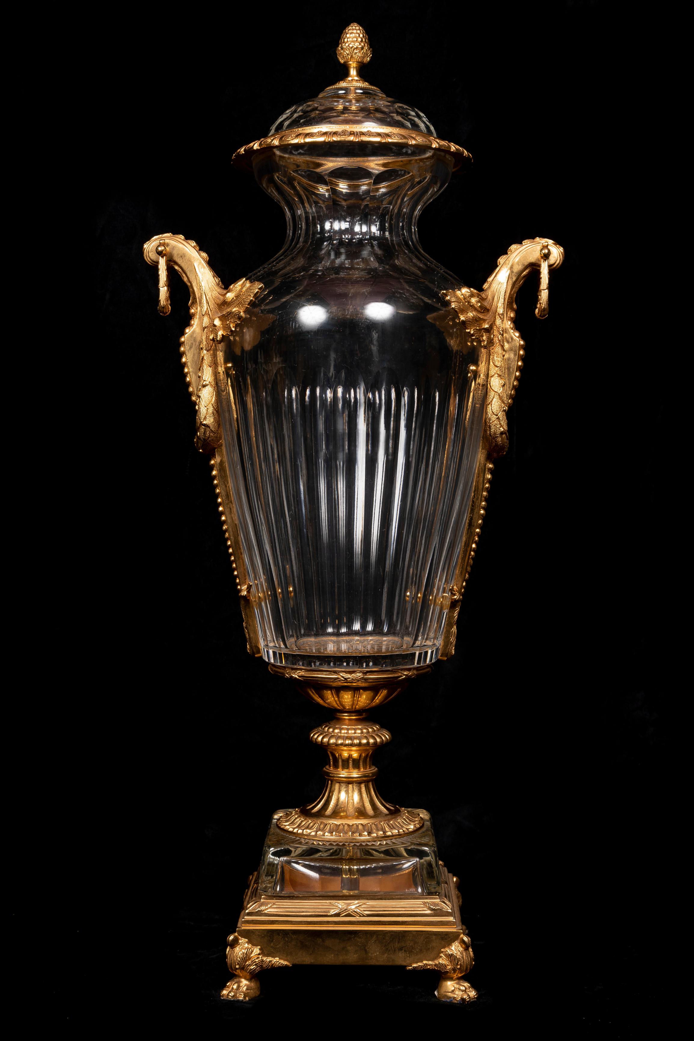 Ein Paar große französische Urnen aus vergoldeter Bronze und geschliffenem Kristall im Baccarat-Stil (Vergoldet) im Angebot