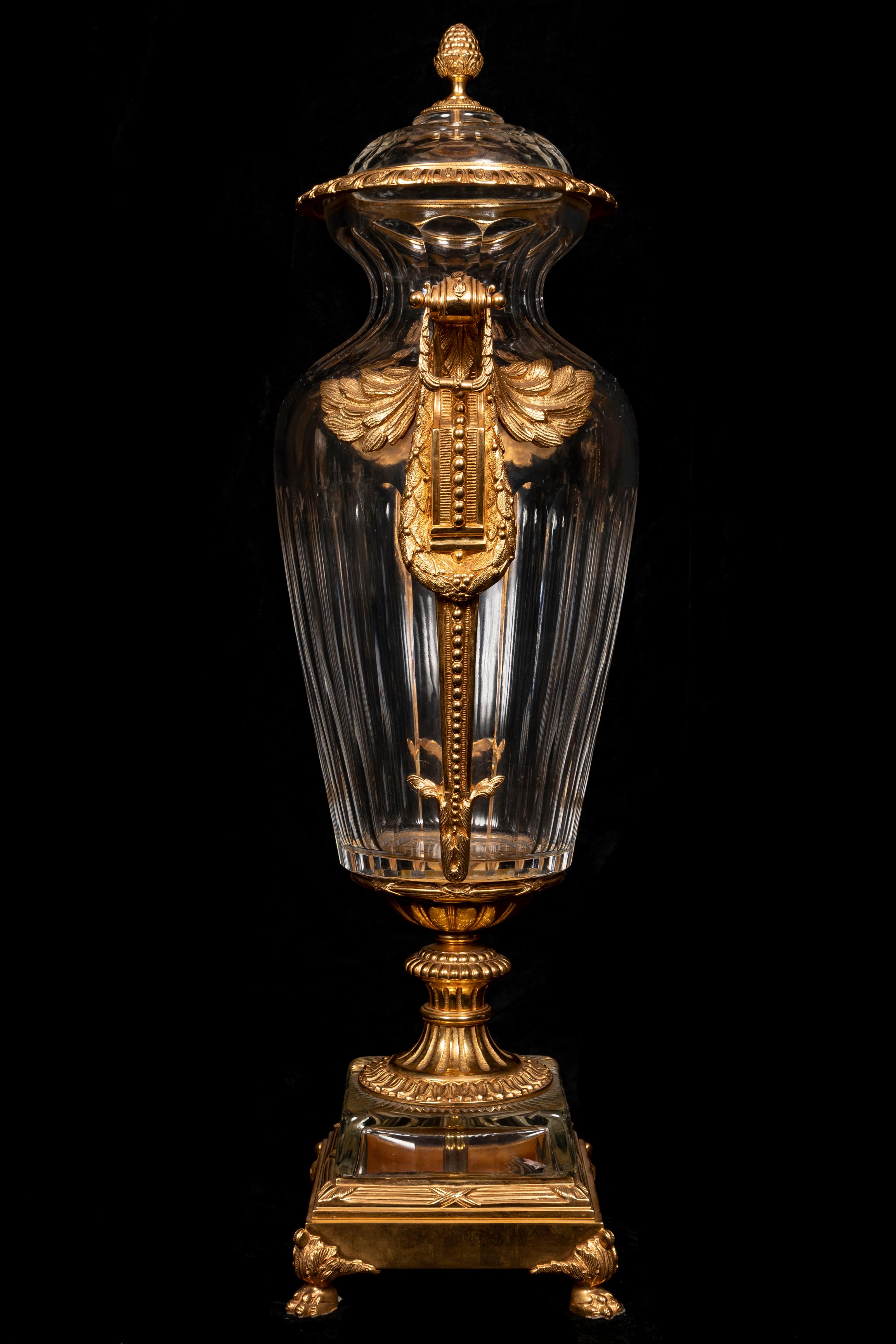 Ein Paar große französische Urnen aus vergoldeter Bronze und geschliffenem Kristall im Baccarat-Stil im Zustand „Gut“ im Angebot in New York, NY
