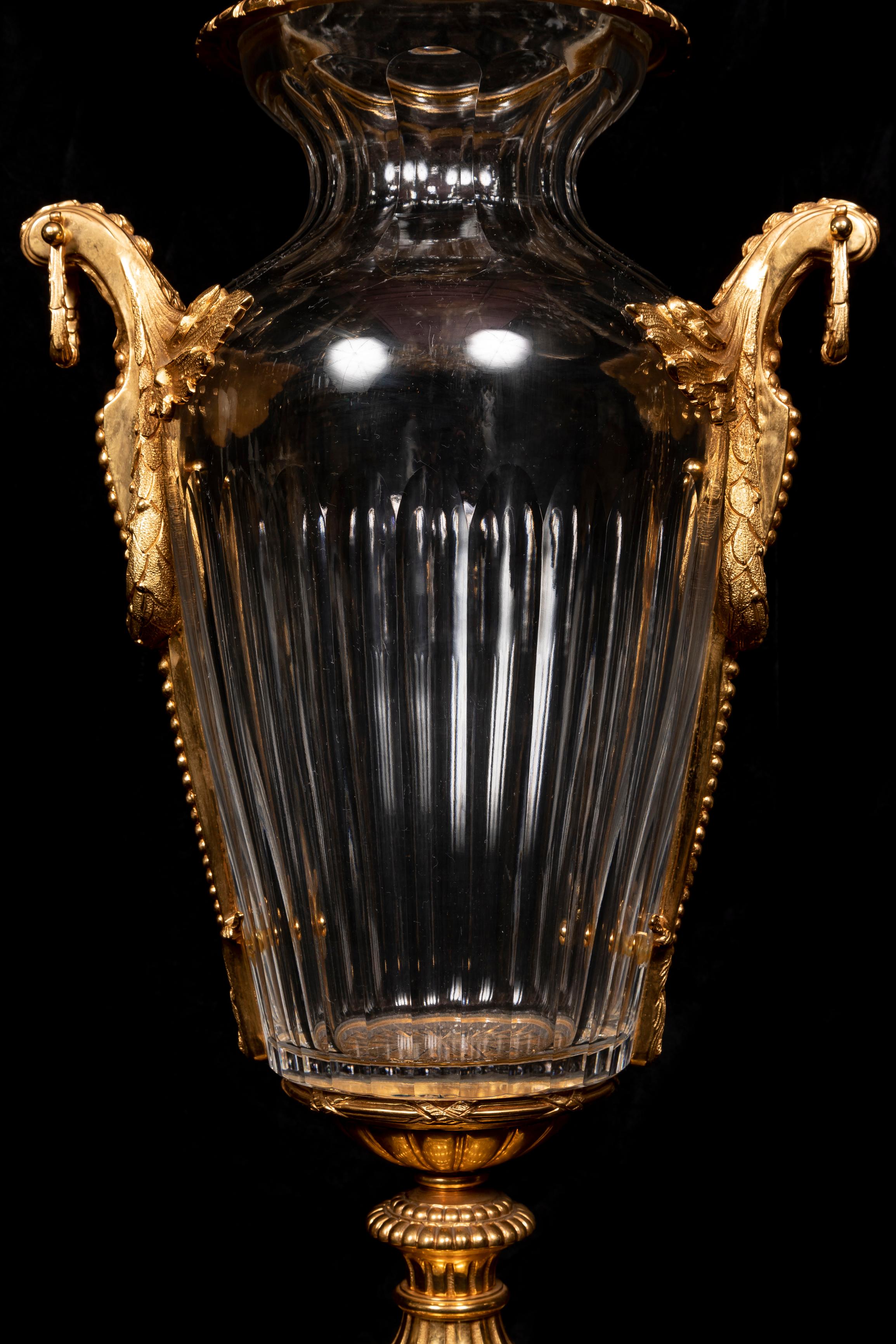 Ein Paar große französische Urnen aus vergoldeter Bronze und geschliffenem Kristall im Baccarat-Stil im Angebot 1