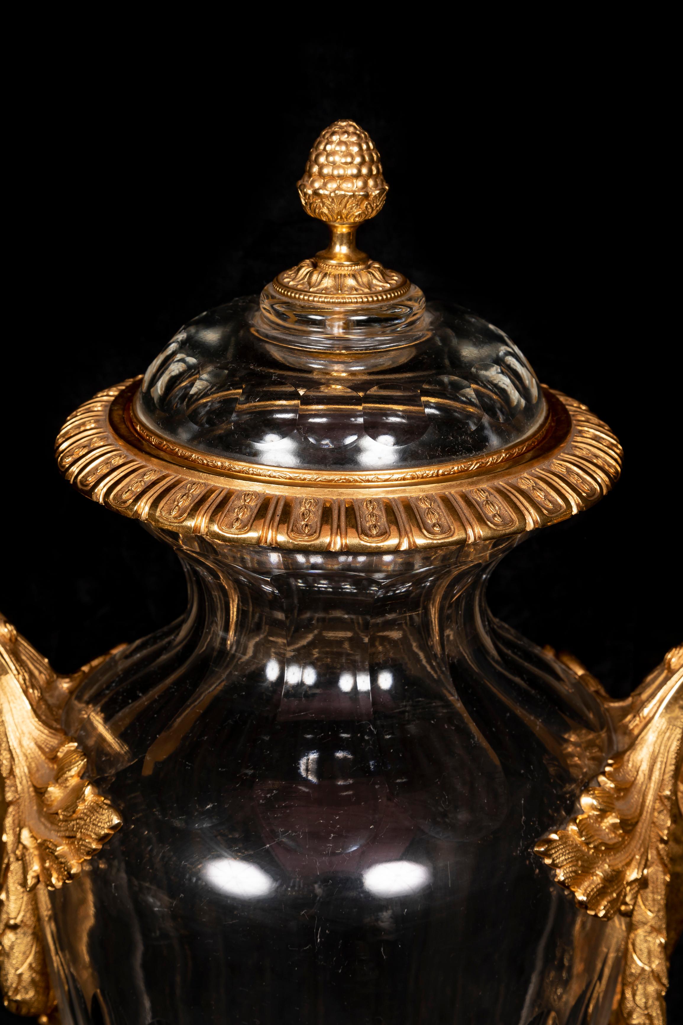Ein Paar große französische Urnen aus vergoldeter Bronze und geschliffenem Kristall im Baccarat-Stil im Angebot 2