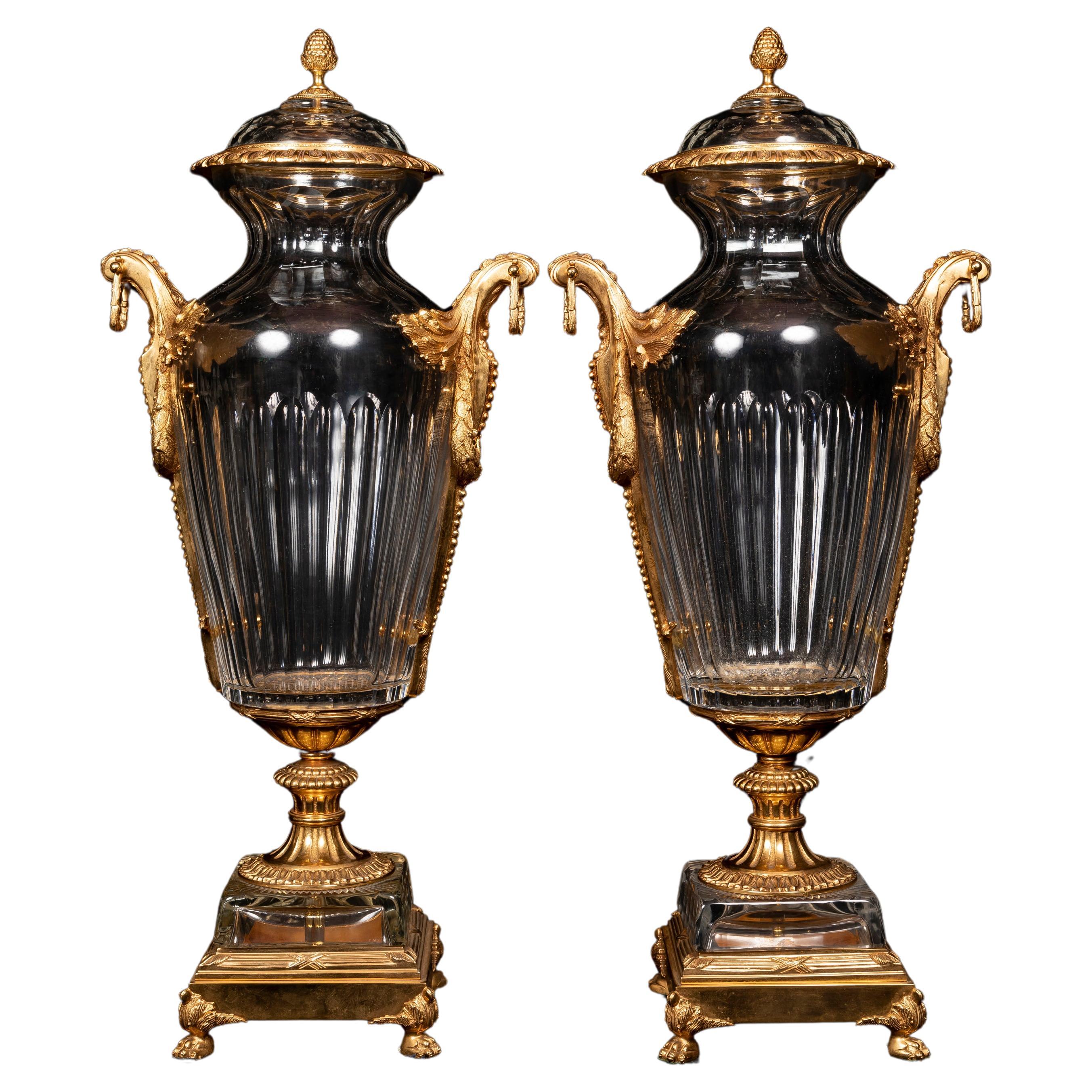 Ein Paar große französische Urnen aus vergoldeter Bronze und geschliffenem Kristall im Baccarat-Stil im Angebot