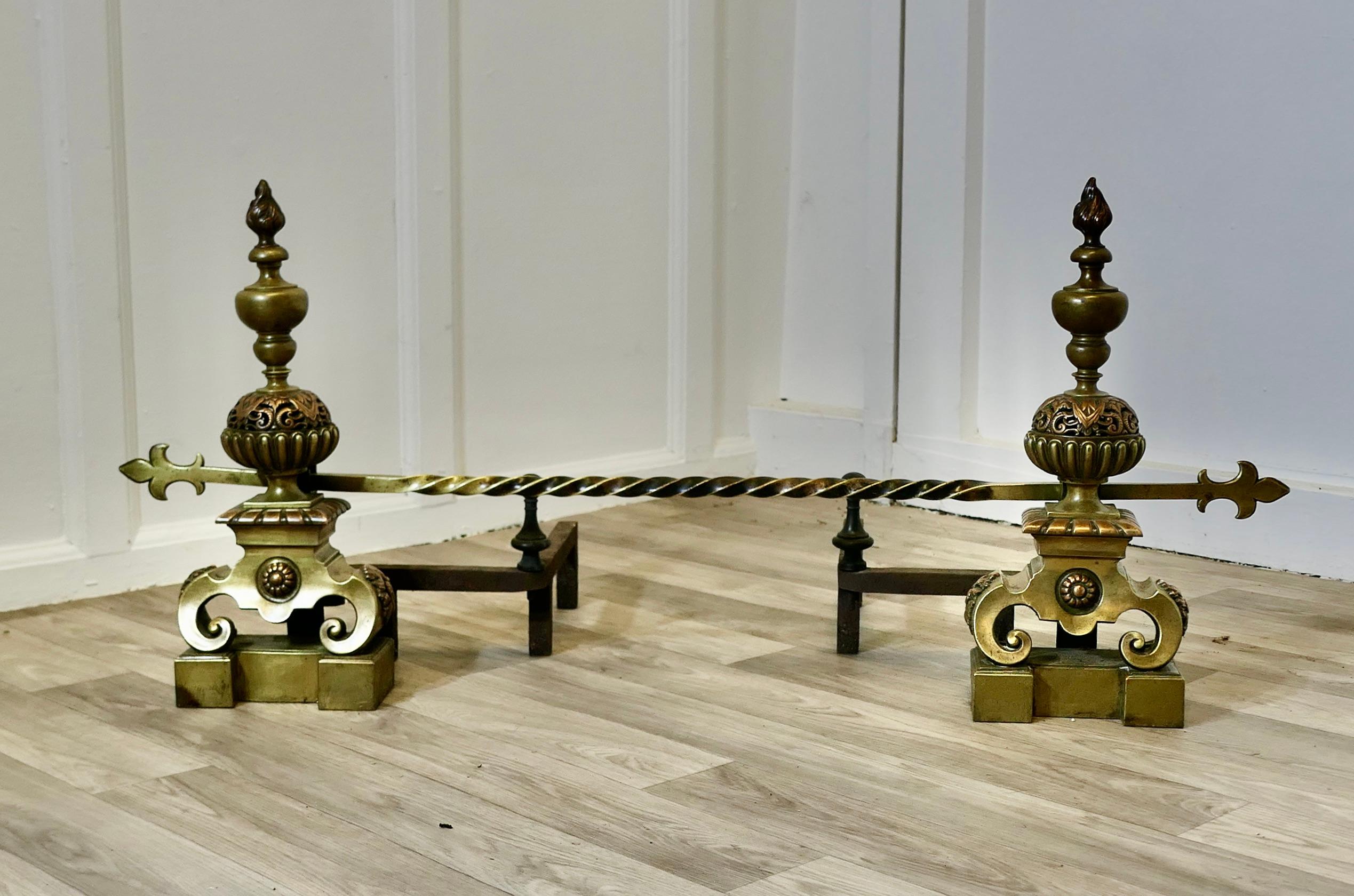 Una coppia di grandi androni o chenet barocchi francesi in ottone 

Si tratta di una grande coppia di androni francesi in ottone, il massimo dello stile Chateau Chic.

Sono molto decorativi e realizzati in ottone bicolore; la griglia originale non è