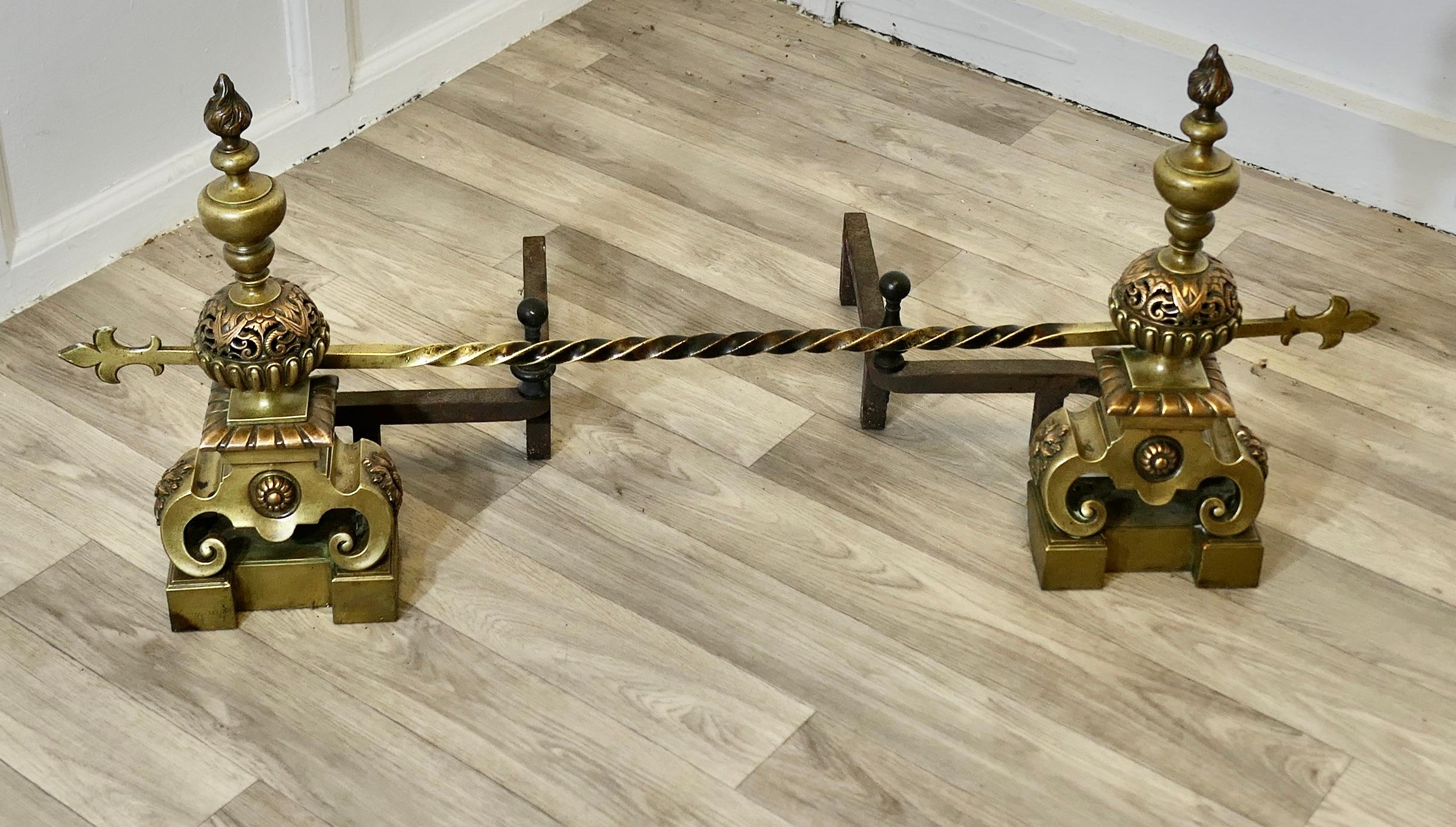 Barocco Una coppia di grandi androni o chenet barocchi francesi in ottone in vendita