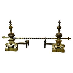 Paire de grands chenets baroques français en laiton