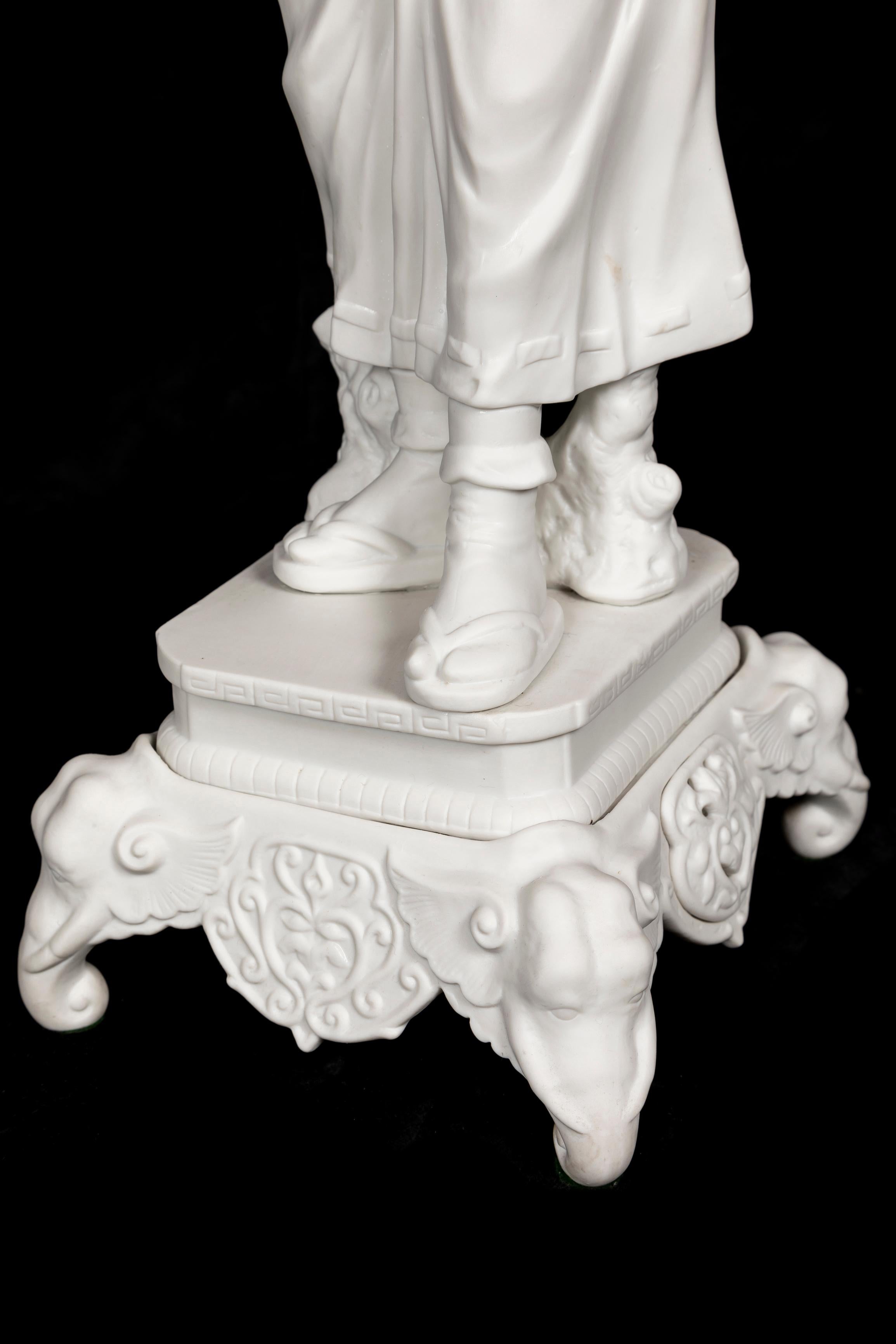 Paire de grandes figurines en porcelaine blanche de style chinoiserie française  en vente 4