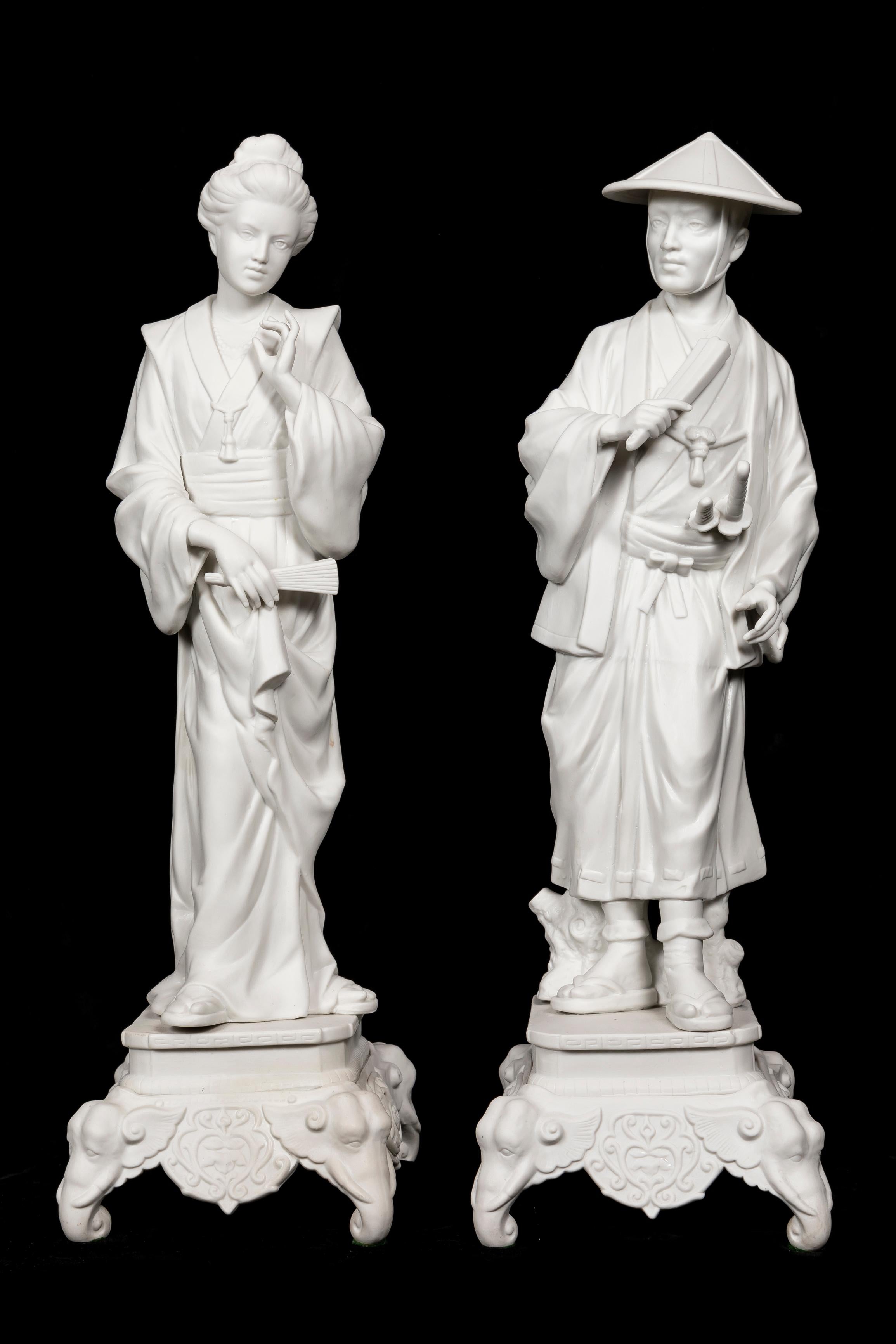 Chinoiseries Paire de grandes figurines en porcelaine blanche de style chinoiserie française  en vente