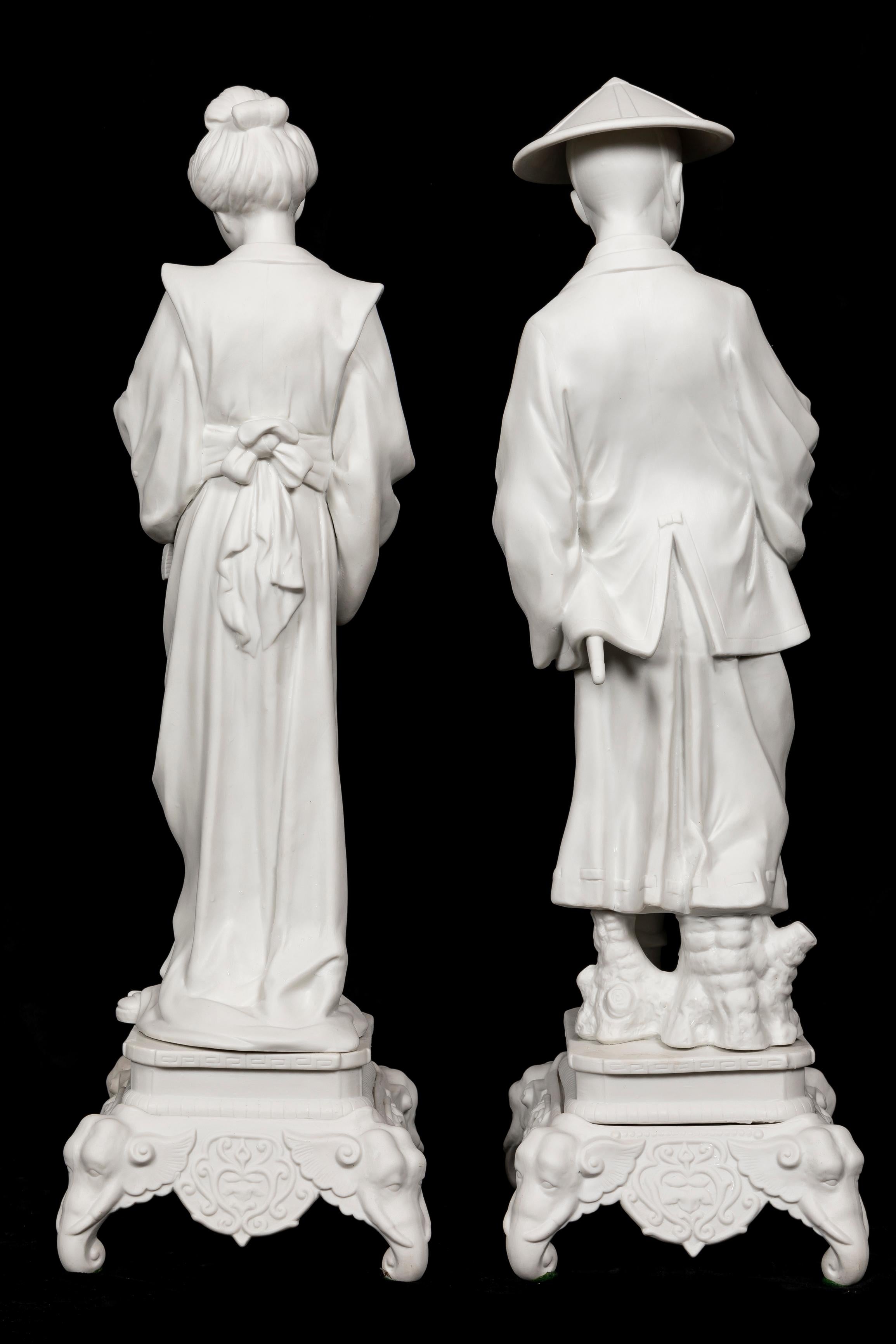 Français Paire de grandes figurines en porcelaine blanche de style chinoiserie française  en vente