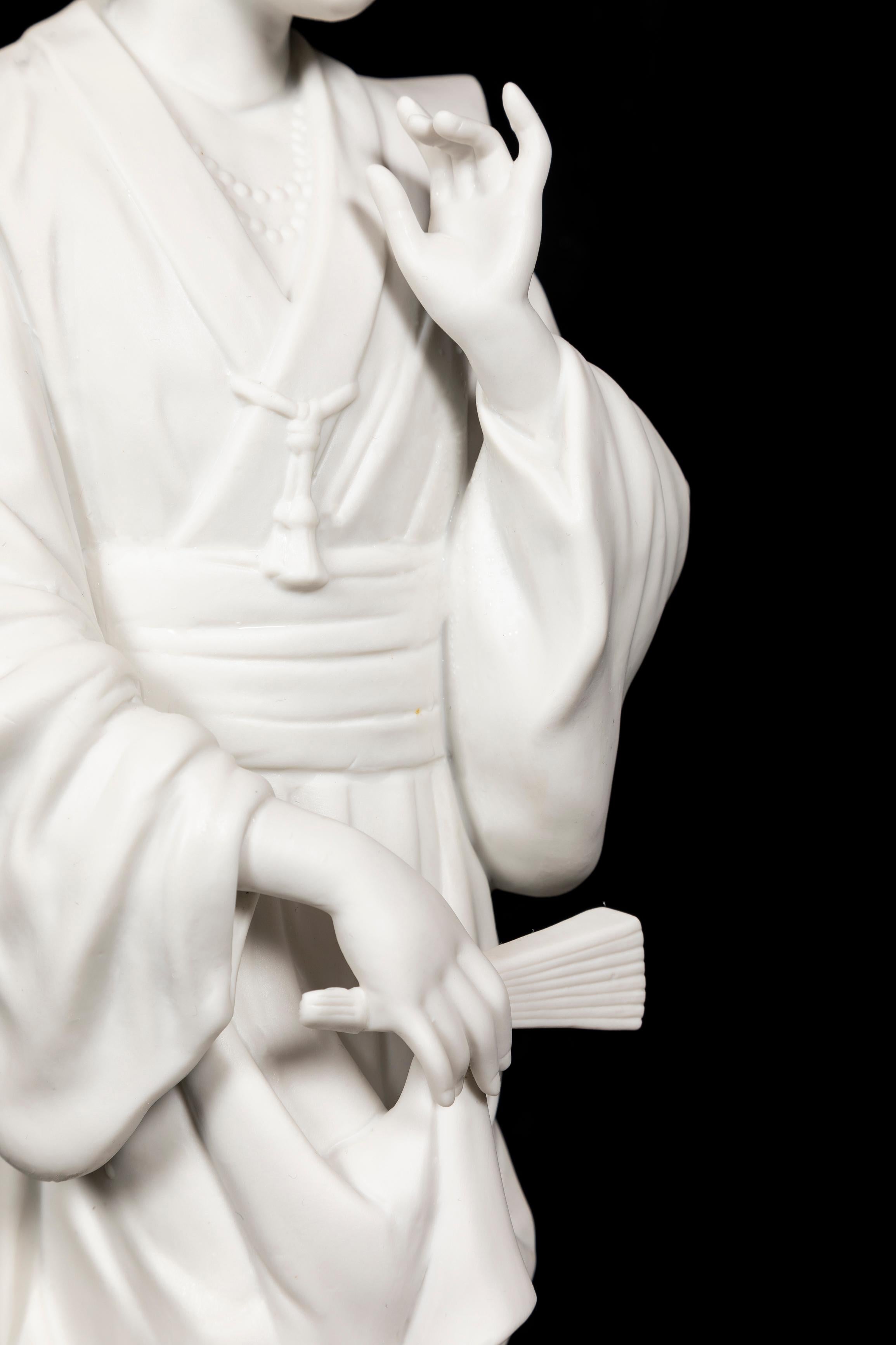 20ième siècle Paire de grandes figurines en porcelaine blanche de style chinoiserie française  en vente
