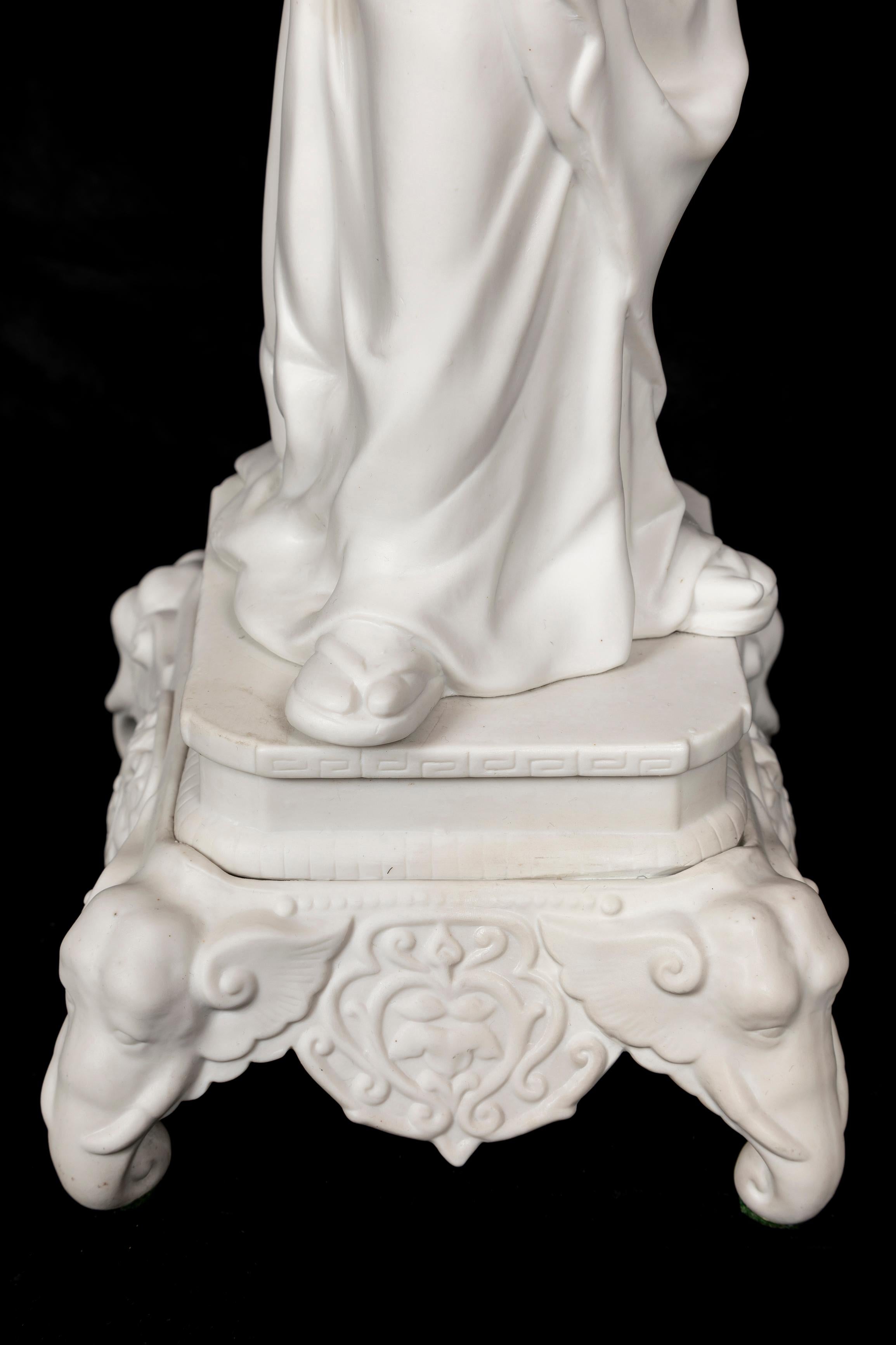 Porcelaine Paire de grandes figurines en porcelaine blanche de style chinoiserie française  en vente