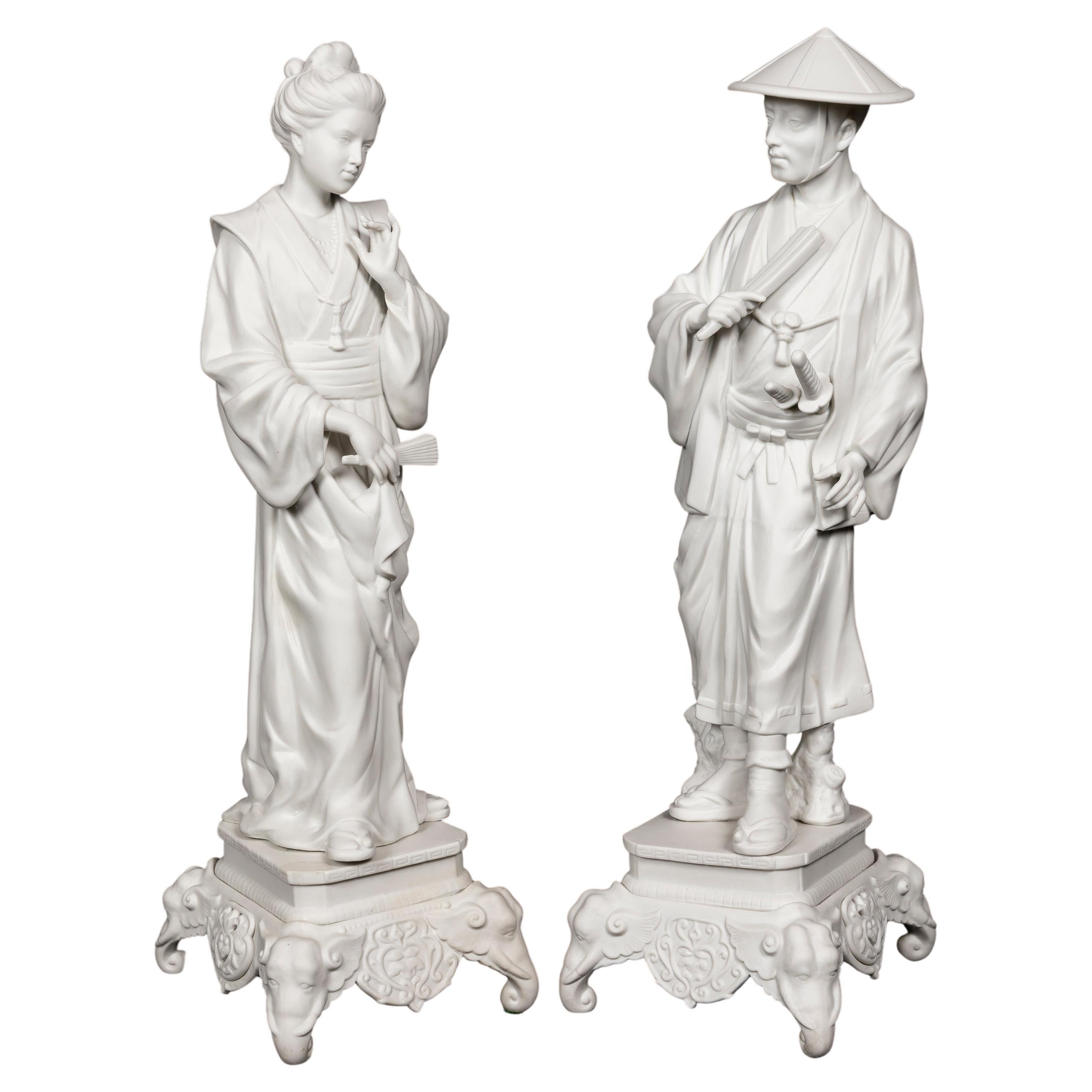 Paire de grandes figurines en porcelaine blanche de style chinoiserie française  en vente