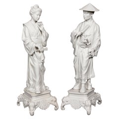 Ein Paar große französische weiße Porzellanfiguren im Chinoiserie-Stil 