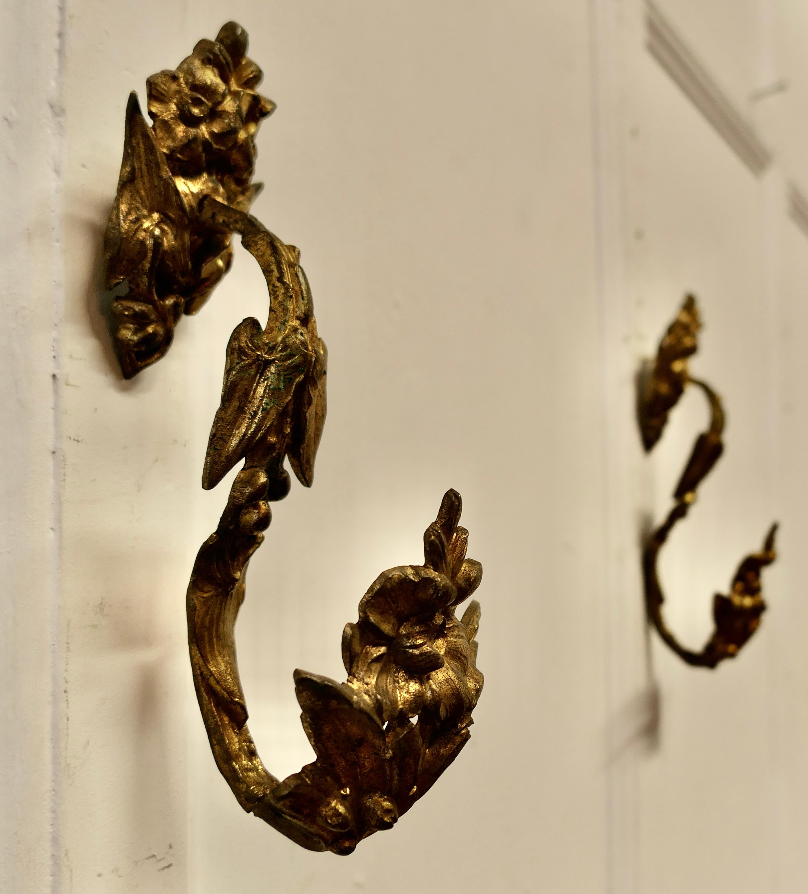XIXe siècle Paire d'embrasses de rideaux en bronze doré de style Rococo français  en vente