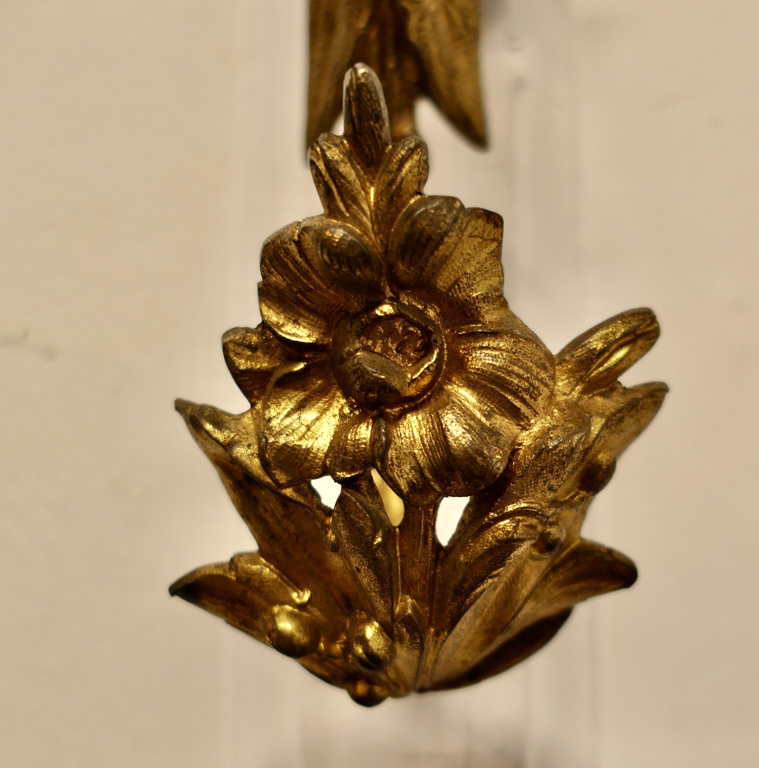 Laiton Paire d'embrasses de rideaux en bronze doré de style Rococo français  en vente