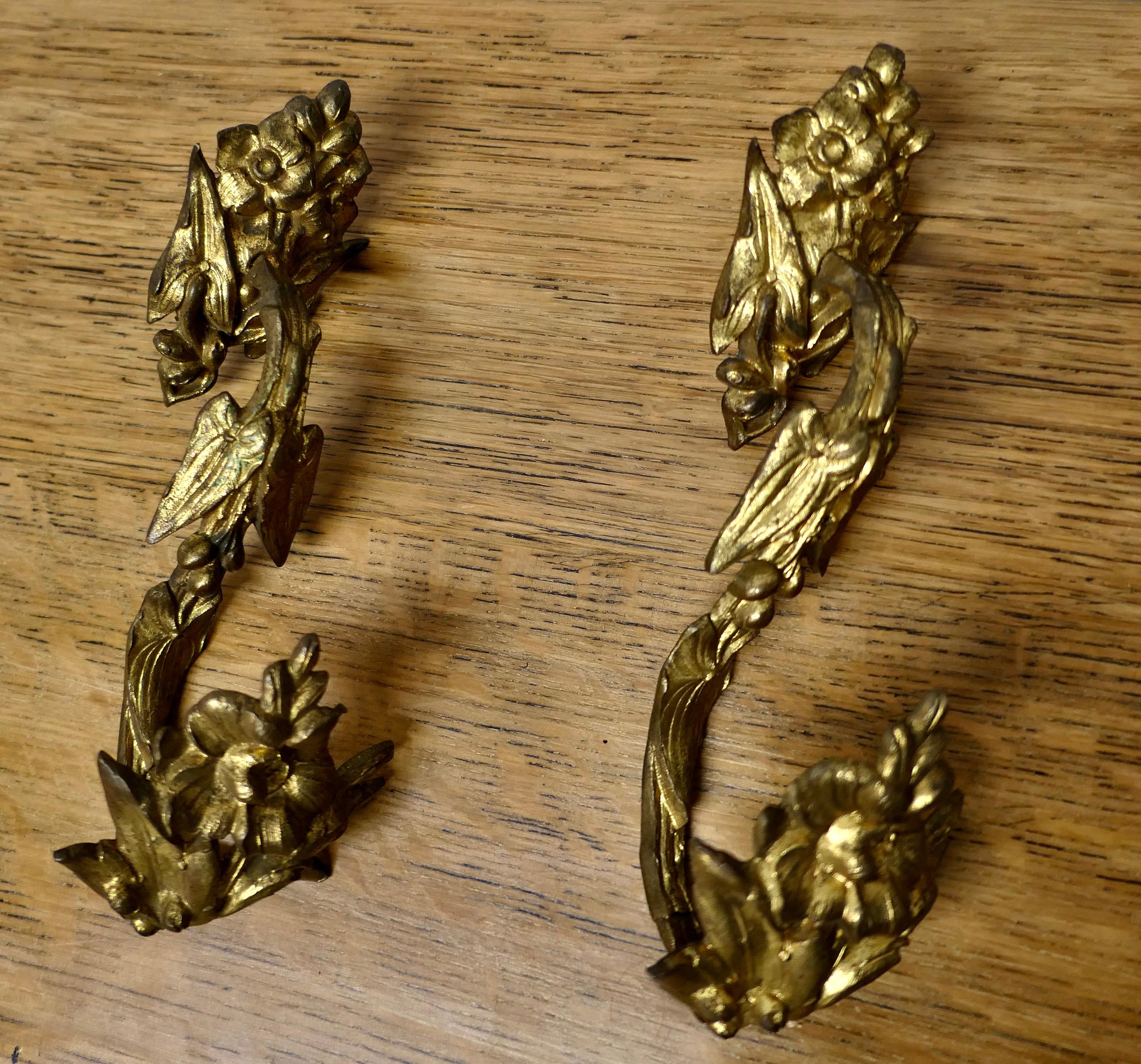 Paire d'embrasses de rideaux en bronze doré de style Rococo français  en vente 2