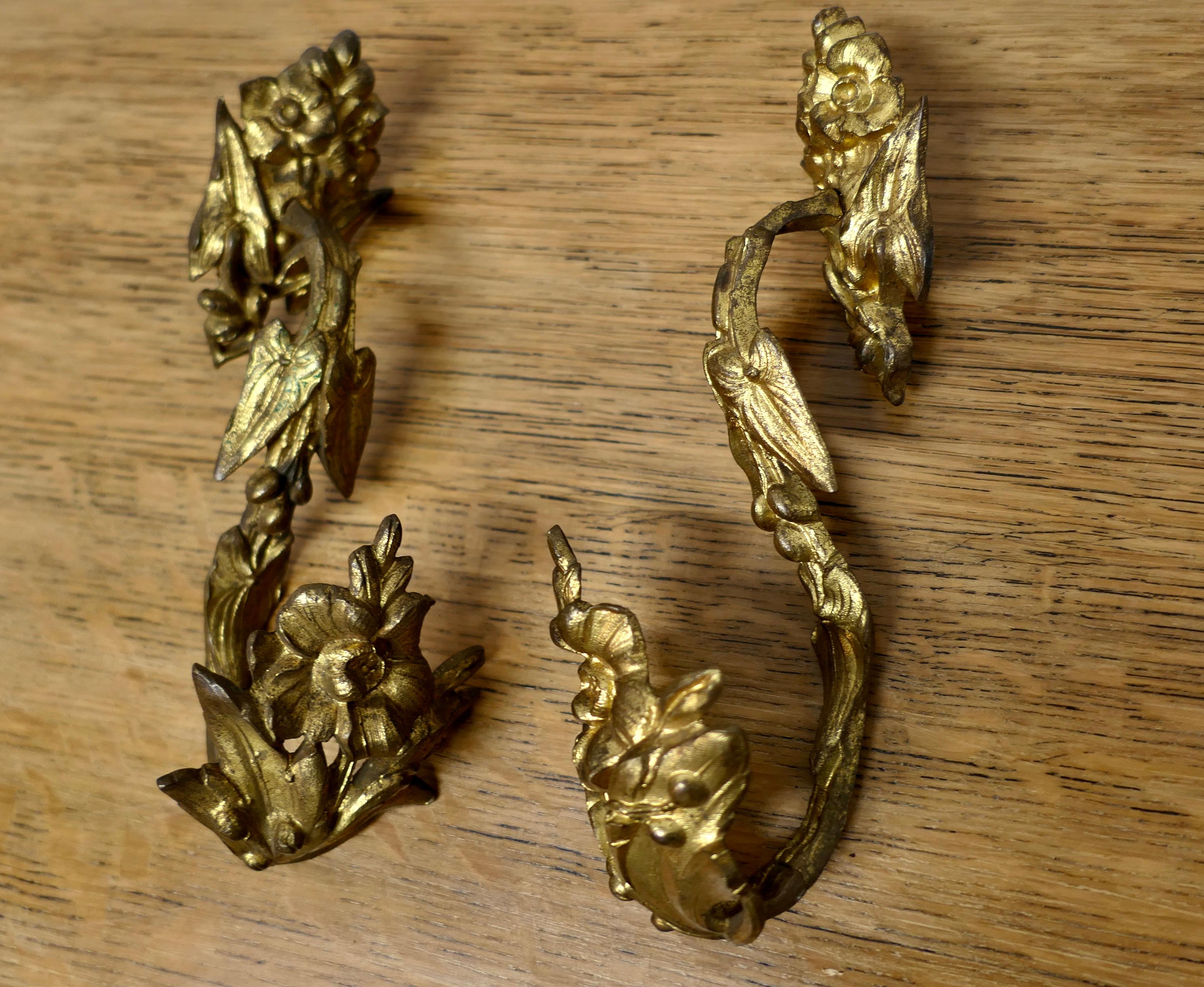 Paire d'embrasses de rideaux en bronze doré de style Rococo français  en vente 3