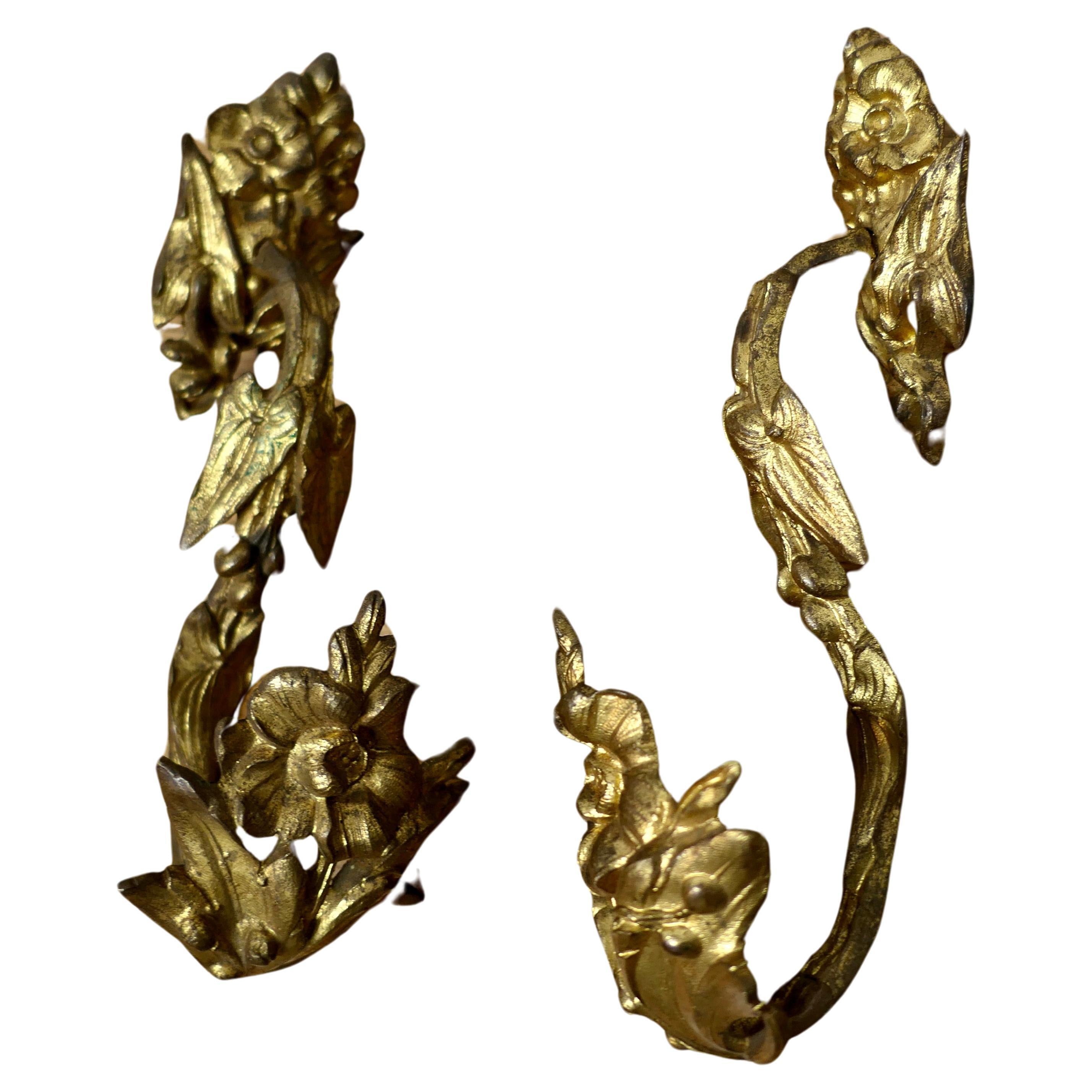 Paire d'embrasses de rideaux en bronze doré de style Rococo français  en vente