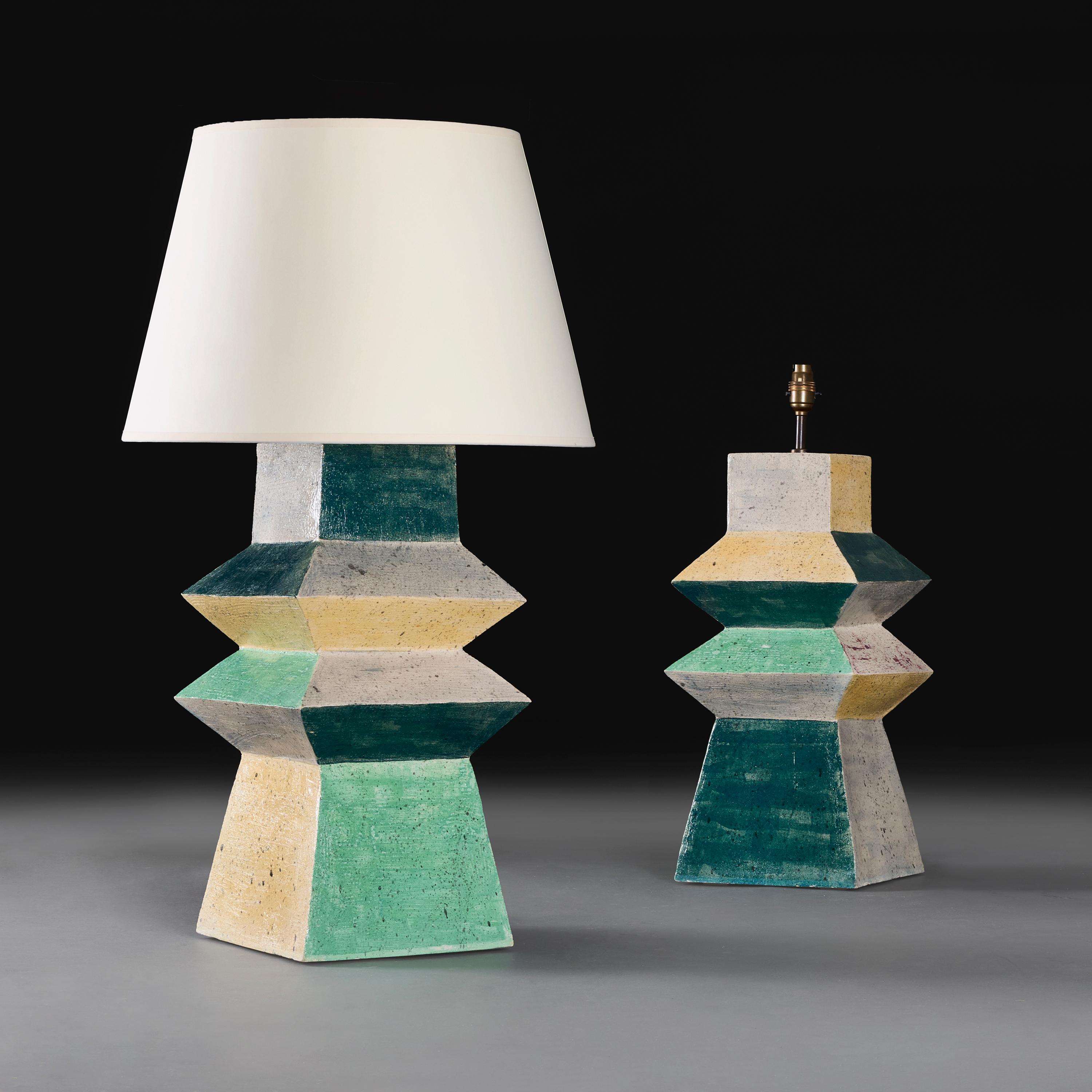 Ein Paar großer geometrischer abstrakter Keramiklampen (Postmoderne) im Angebot