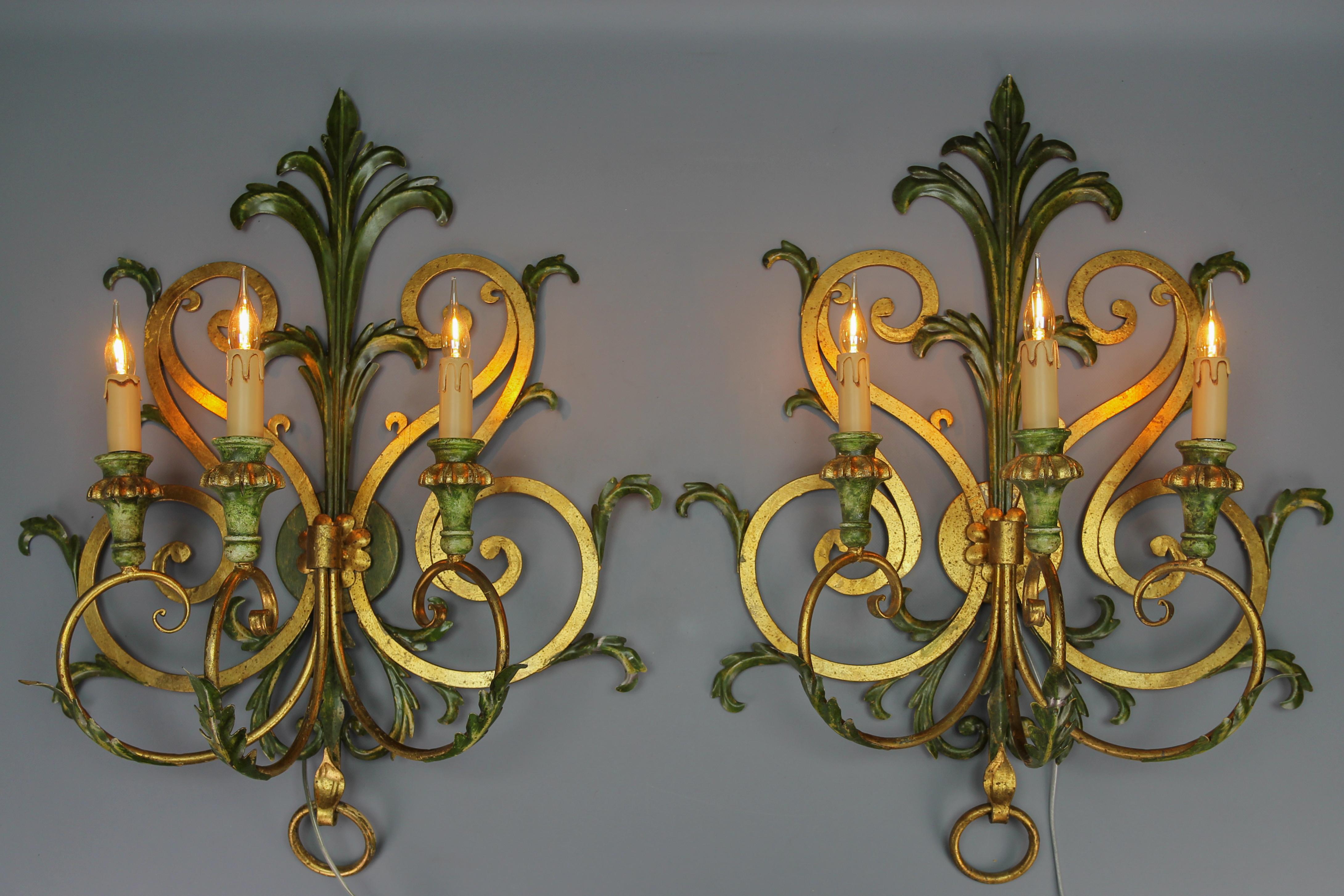A Pair of Large Gilt and Green Color Metal and Wood Sconces, Italy, ca. 1960s In Good Condition For Sale In Barntrup, DE