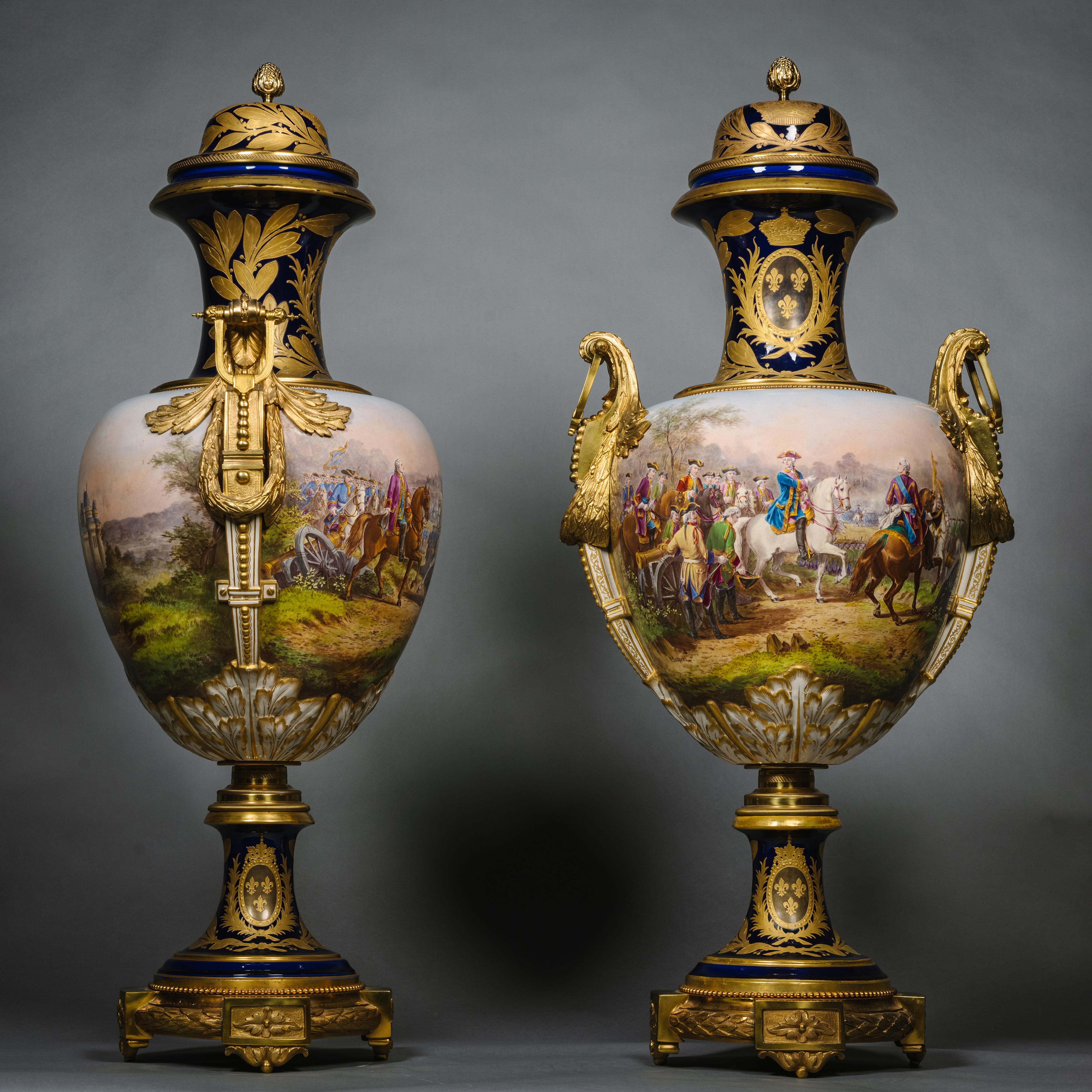 Paire de grands vases et couvercles en porcelaine à fond bleu cobalt montés en bronze doré, de style Sèvres.

Signé 