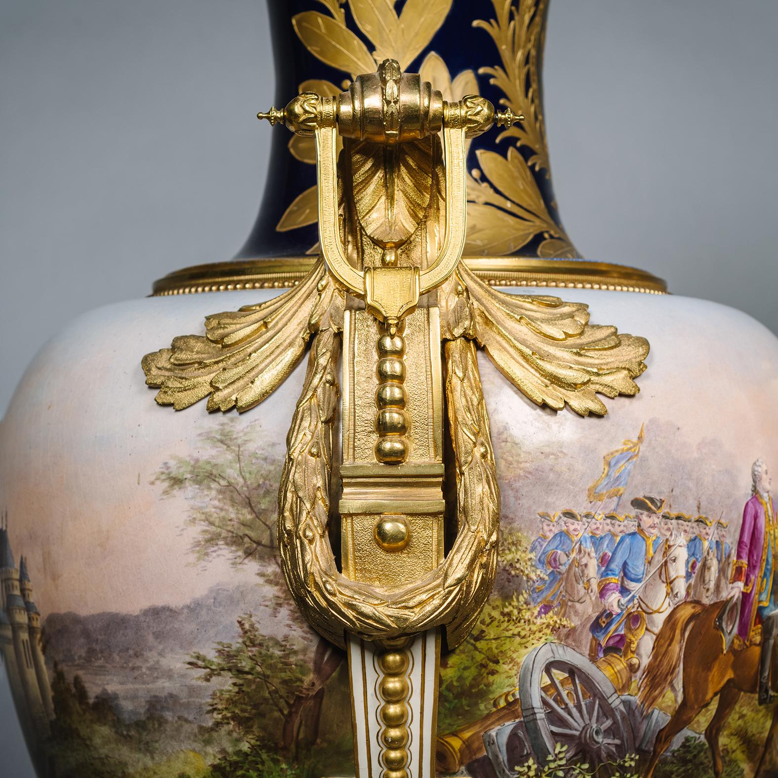 Français Paire de grands vases en porcelaine de Sèvres montés sur vermeil en vente