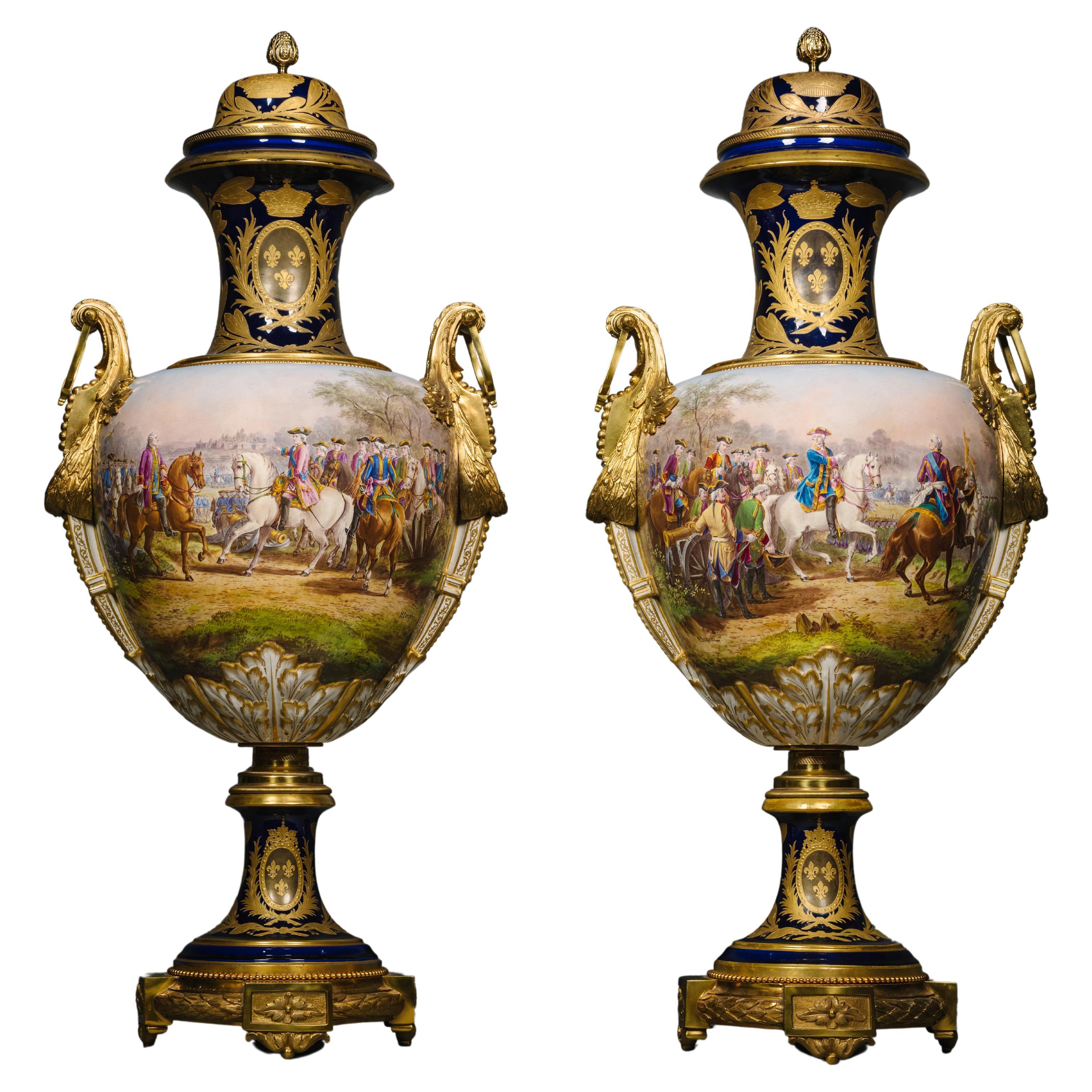 Paire de grands vases en porcelaine de Sèvres montés sur vermeil en vente