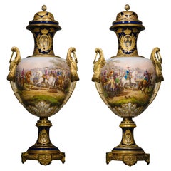 Paire de grands vases en porcelaine de Sèvres montés sur vermeil