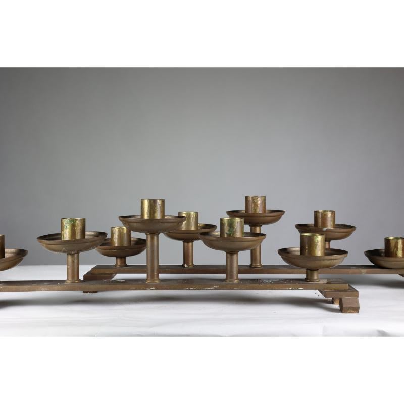 Ein Paar großer, schwerer, neugotischer Messing-Tischkandelaber mit einer Reihe von fünf abgestuften Kerzenleuchtern auf einem flachen Sockel mit sechseckigen Füßen.
