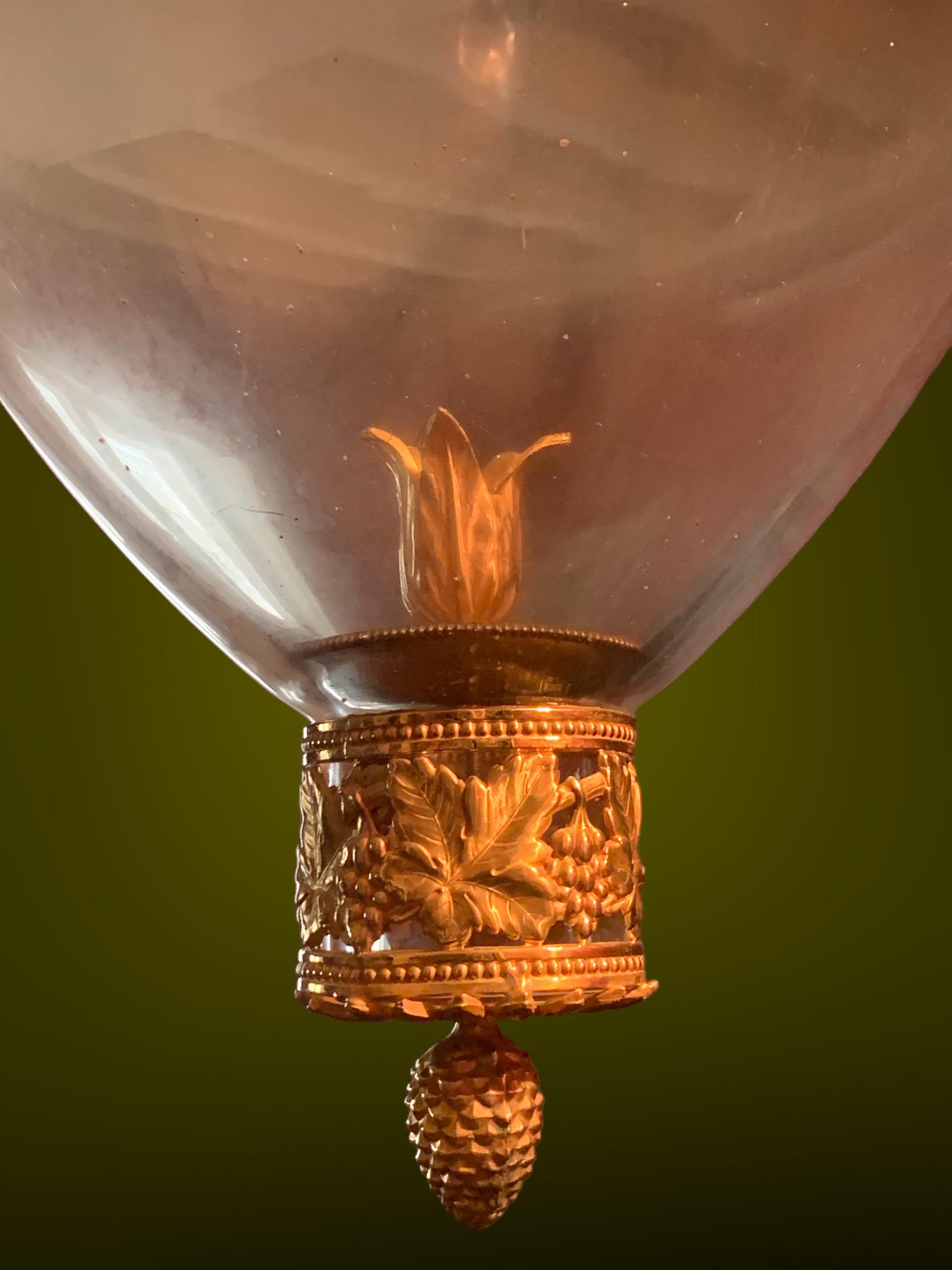 Baltique Une paire de grandes lanternes vertes  La collection d'objets en cristal et en bronze doré, de style classique balte  en vente