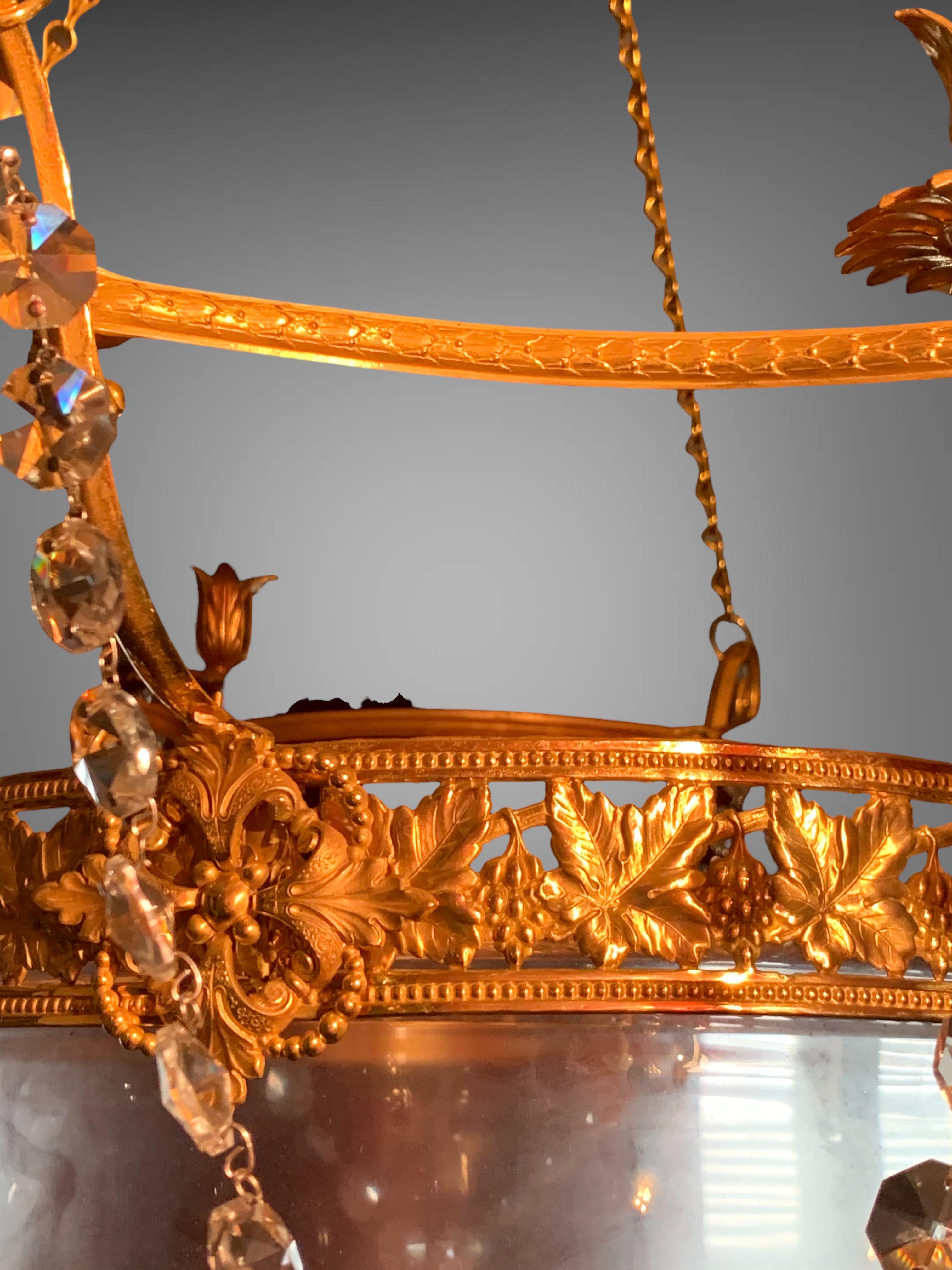 Une paire de grandes lanternes vertes  La collection d'objets en cristal et en bronze doré, de style classique balte  Excellent état - En vente à Paris, FR