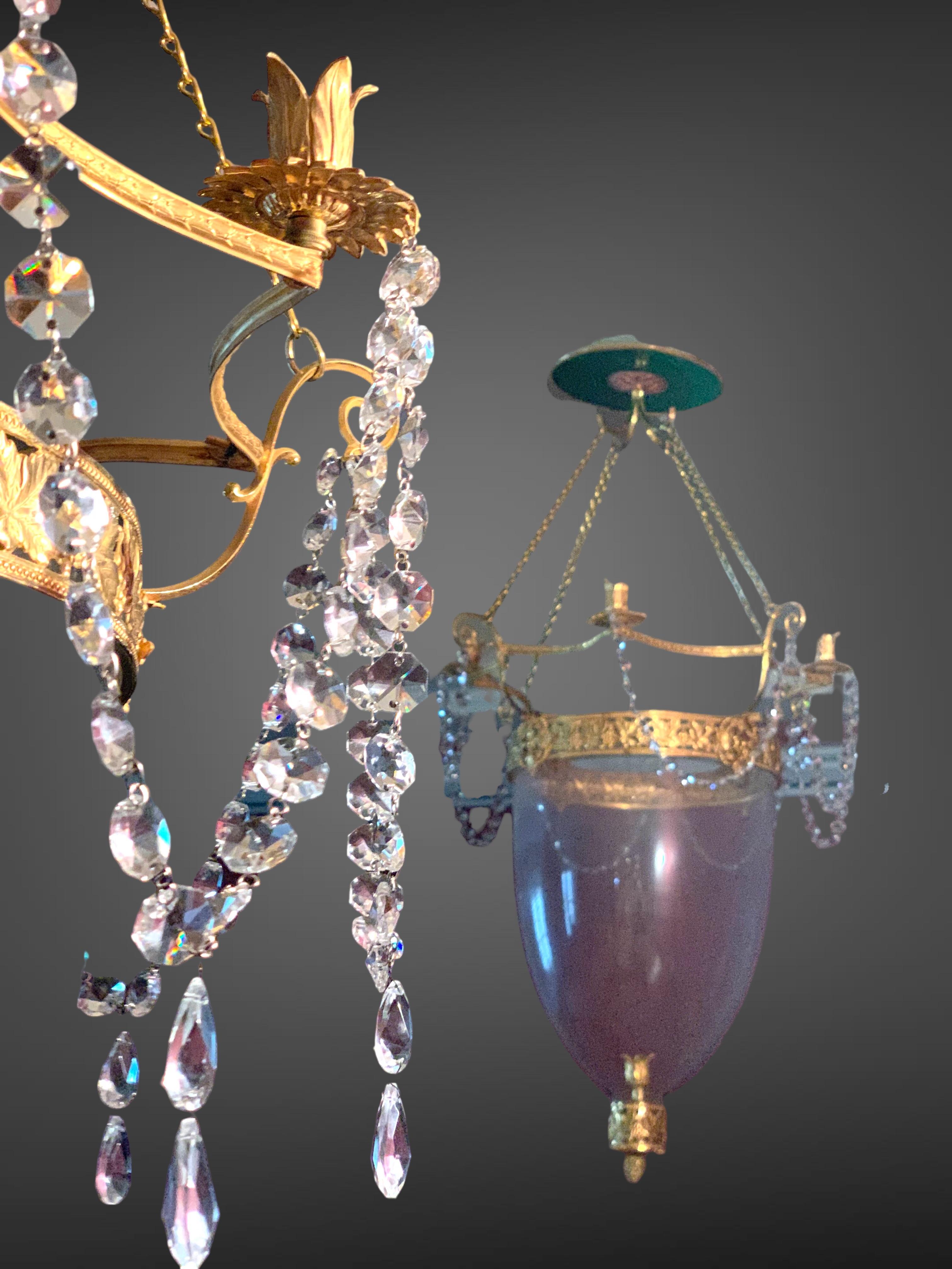 Fin du 20e siècle Une paire de grandes lanternes vertes  La collection d'objets en cristal et en bronze doré, de style classique balte  en vente
