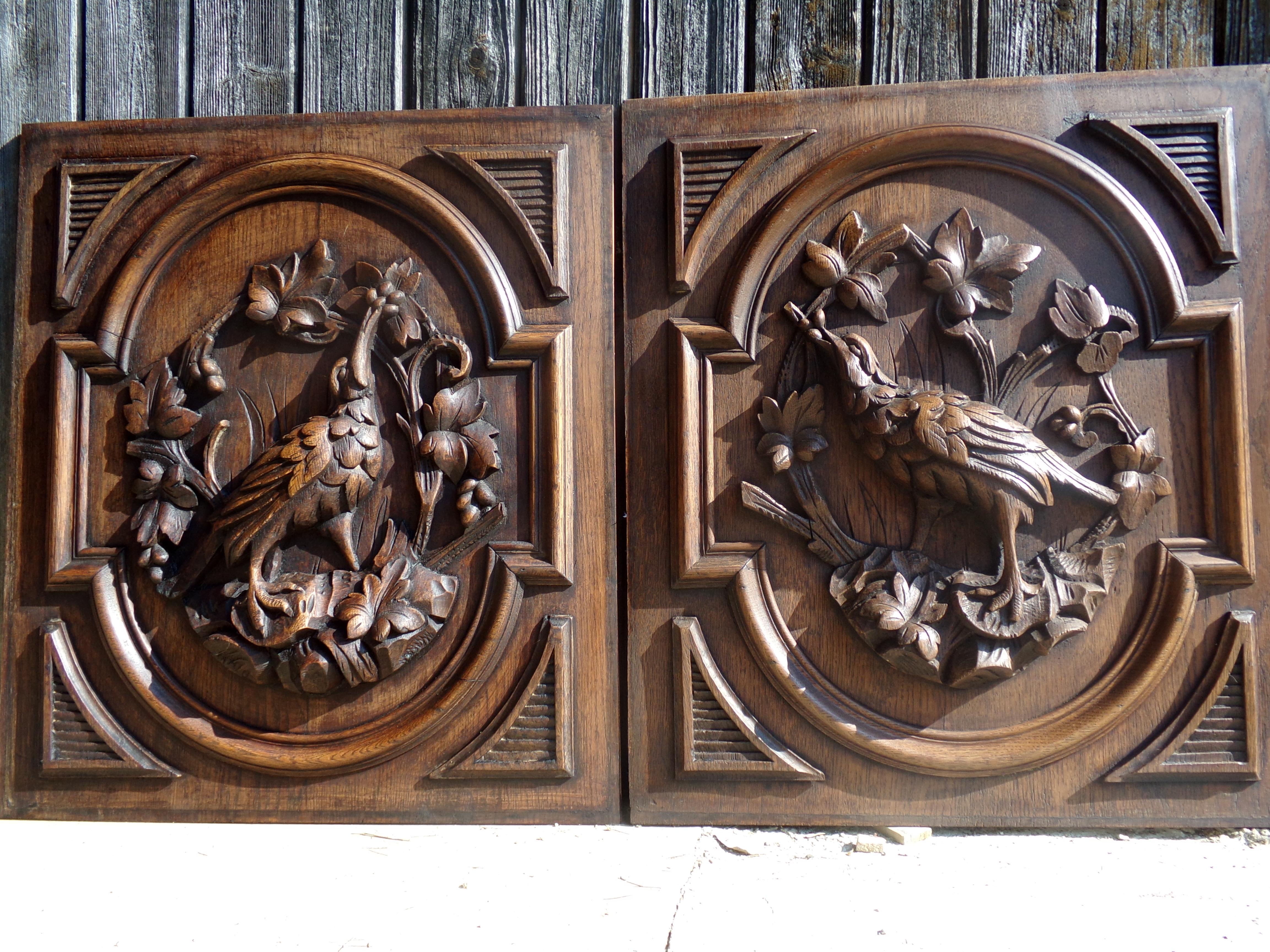 A pair of beautiful hand carved walnut panels of birds, circa 1890
Size: 21