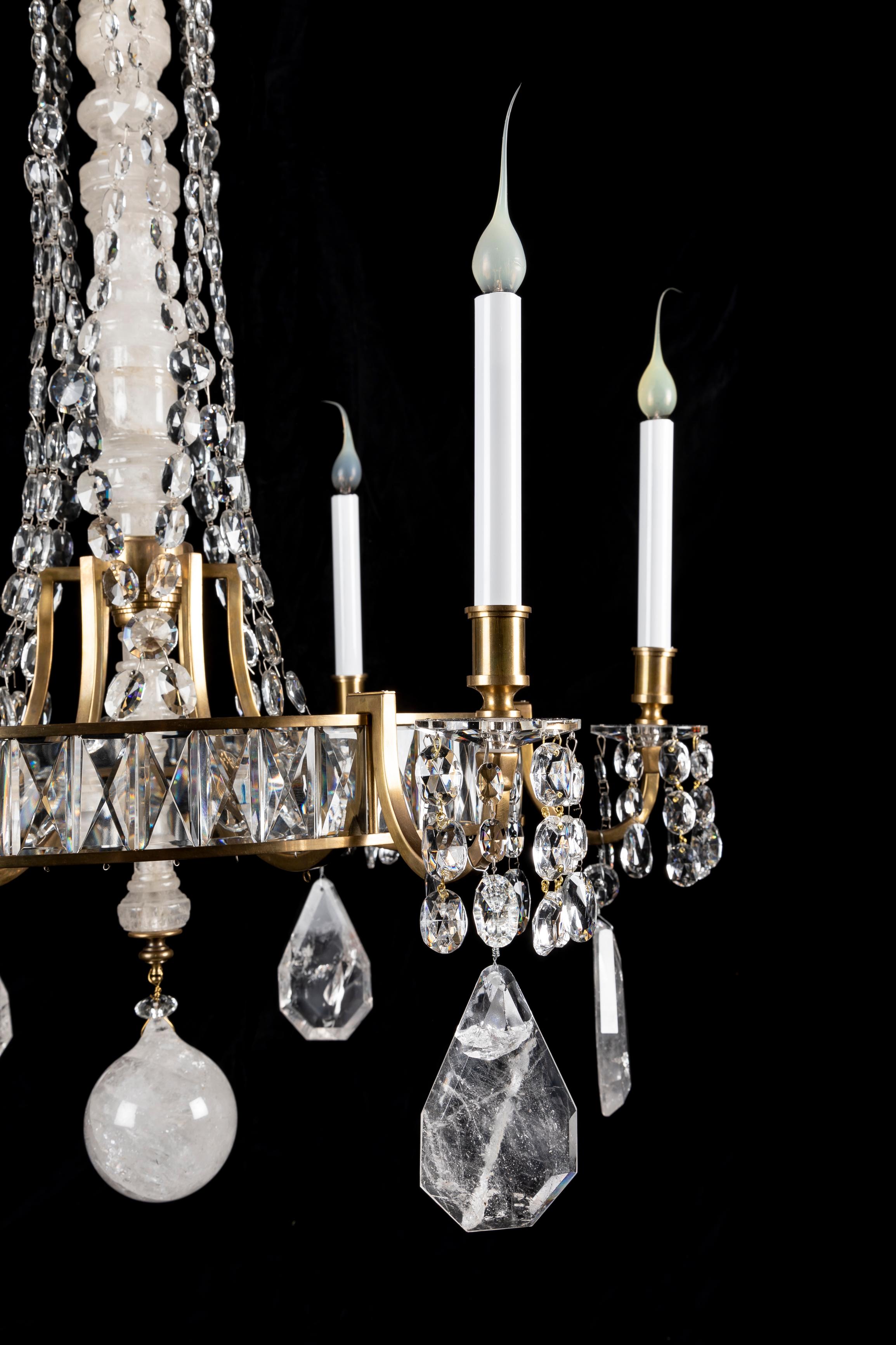 Ein Paar große Hollywood-Regency-Kronleuchter aus Bergkristall im französischen Bagues-Stil  (20. Jahrhundert) im Angebot