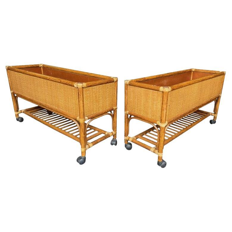 Paire de grandes jardinières italiennes des années 1970 en bambou et rotin sur roulettes