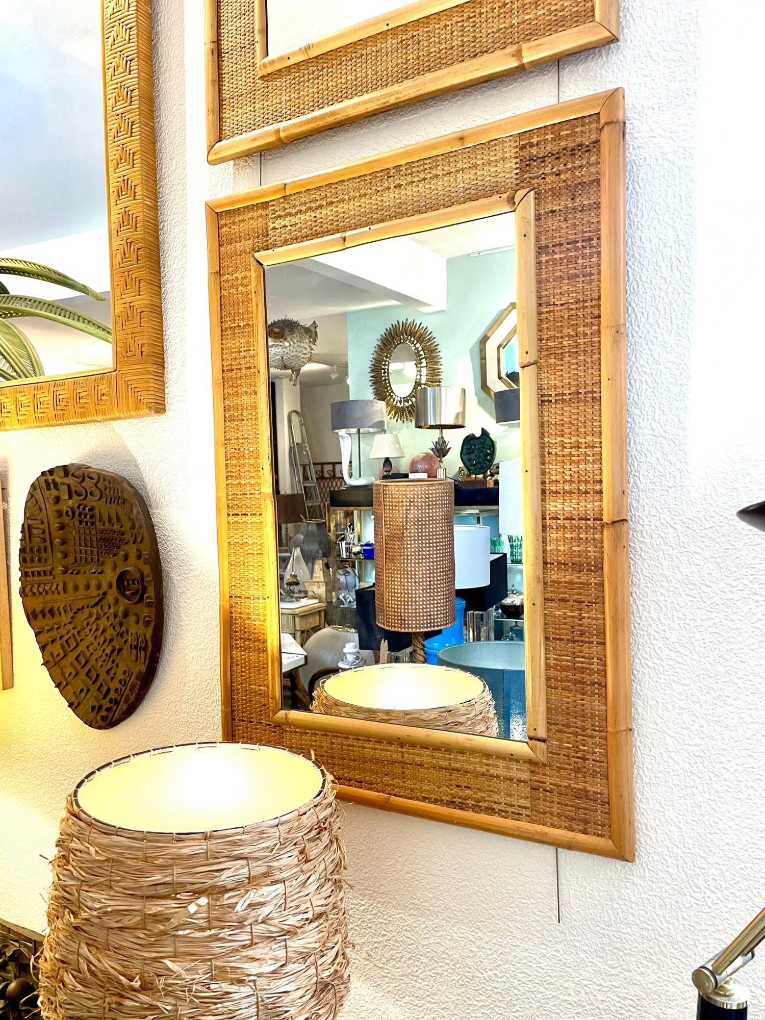 Coppia di grandi specchi italiani anni '70 in bambù e rattan intrecciato di Dal Vera. Una coppia ideale per il bagno o la camera da letto.