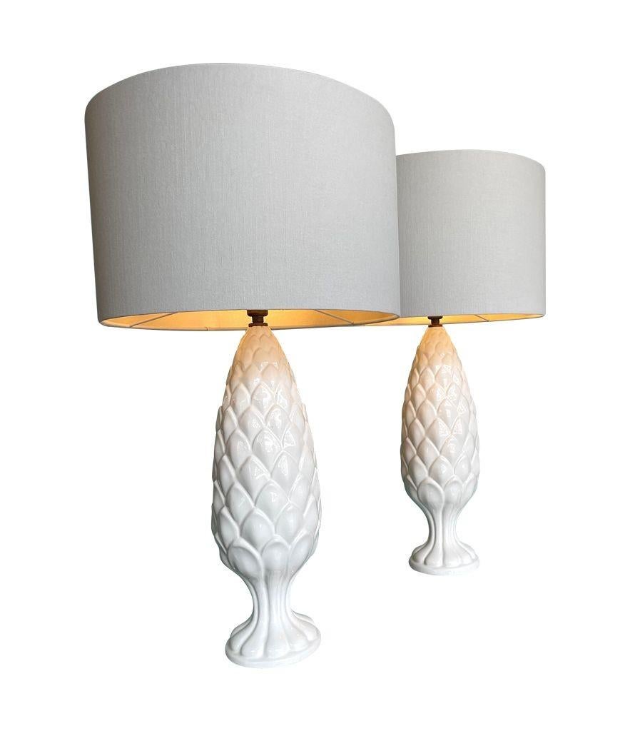 Paire de grandes lampes italiennes des années 1970 en céramique ananas avec de nouveaux abat-jours sur mesure en vente 1