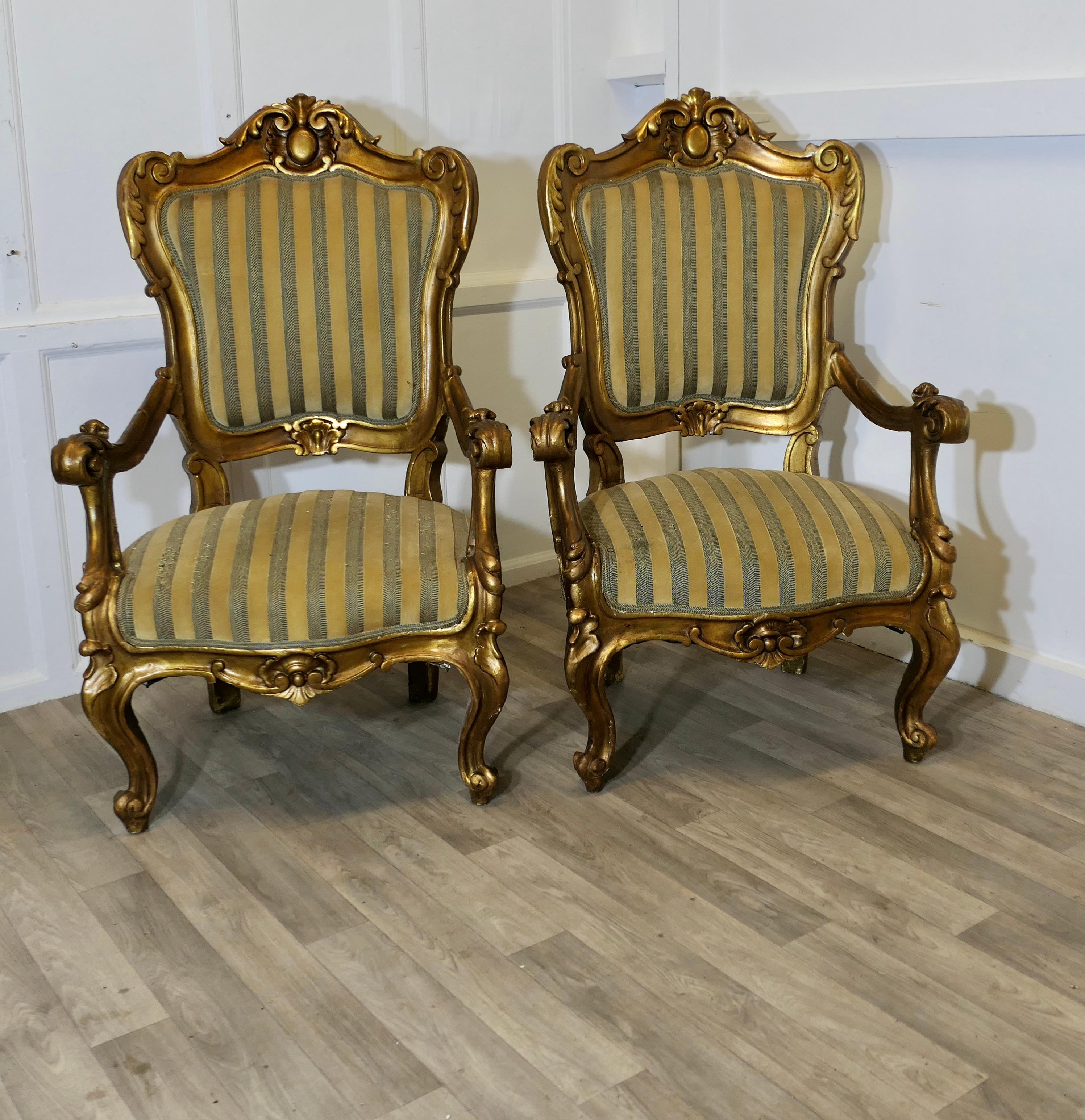 Pareja de grandes sillones italianos de madera dorada tallada

Estos sillones grandes son muy cómodos los brazos las piernas y  El respaldo está tallado con hojas de acanto de estilo barroco. La tapicería es de terciopelo esculpido en una raya