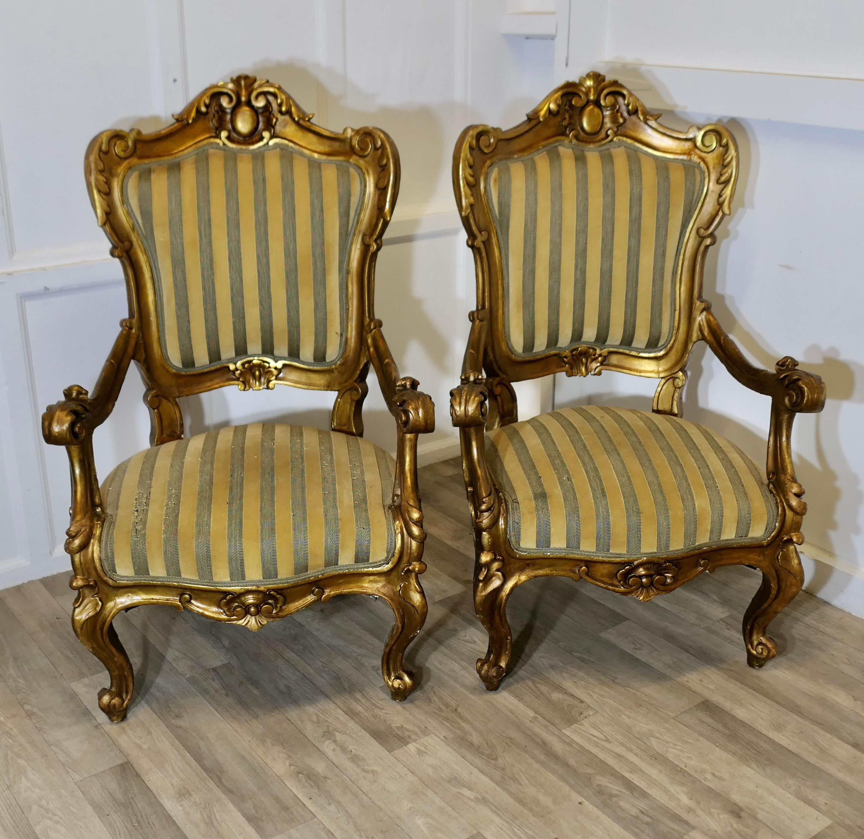 Pareja de grandes sillones italianos de madera dorada tallada  Estos son  sillones grandes Barroco en venta