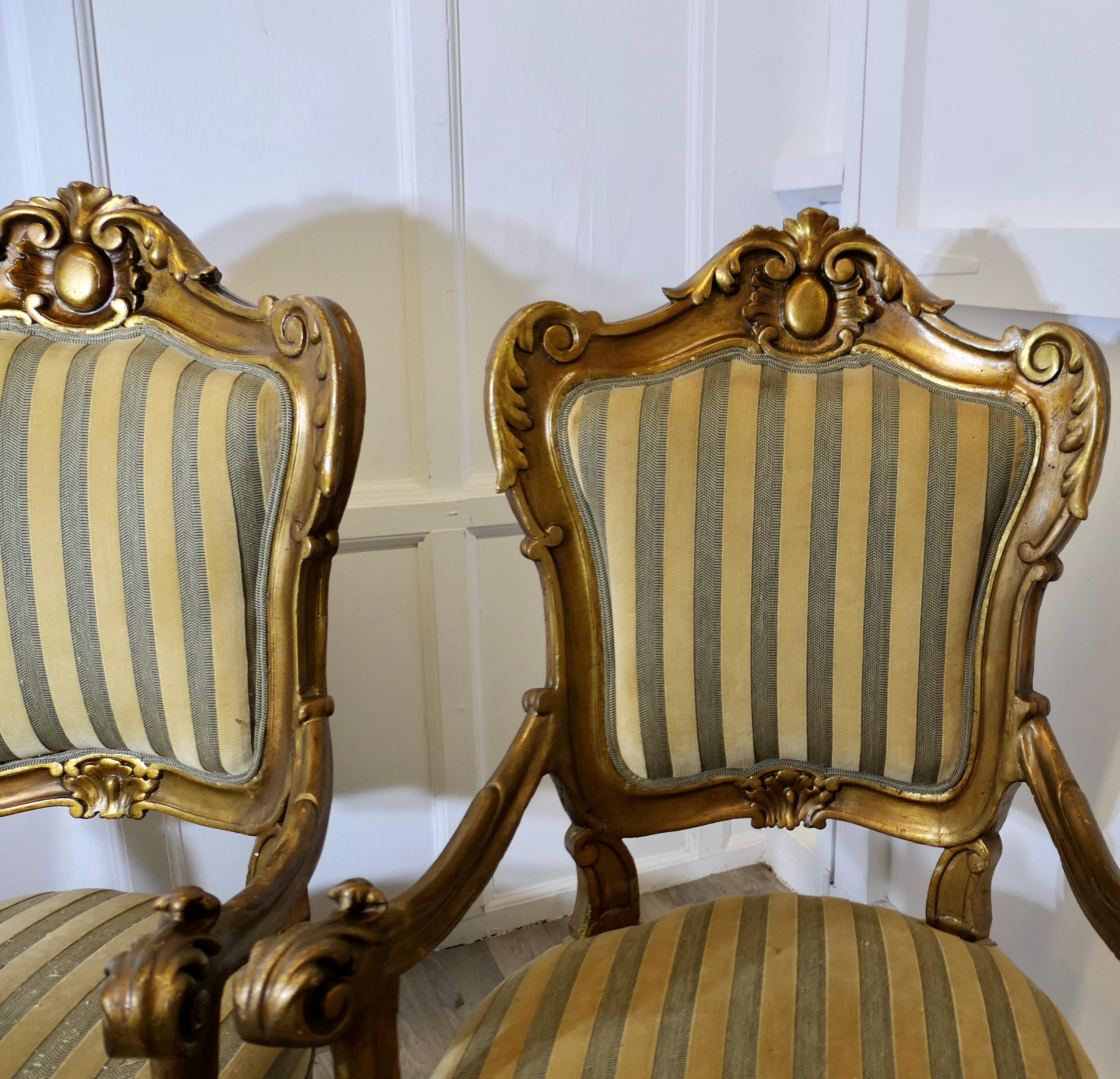 Pareja de grandes sillones italianos de madera dorada tallada  Estos son  sillones grandes en venta 1