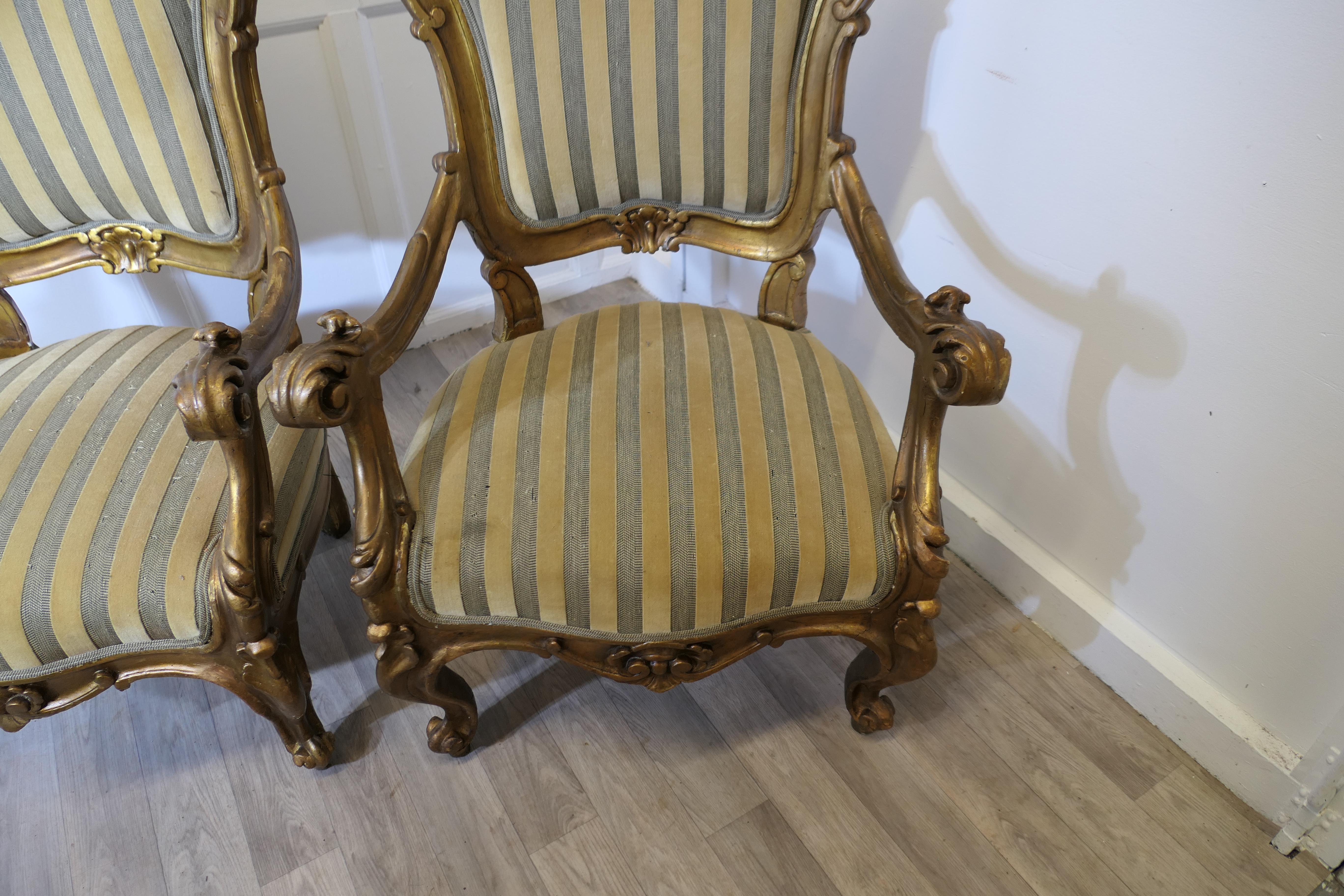 Pareja de grandes sillones italianos de madera dorada tallada  Estos son  sillones grandes en venta 2