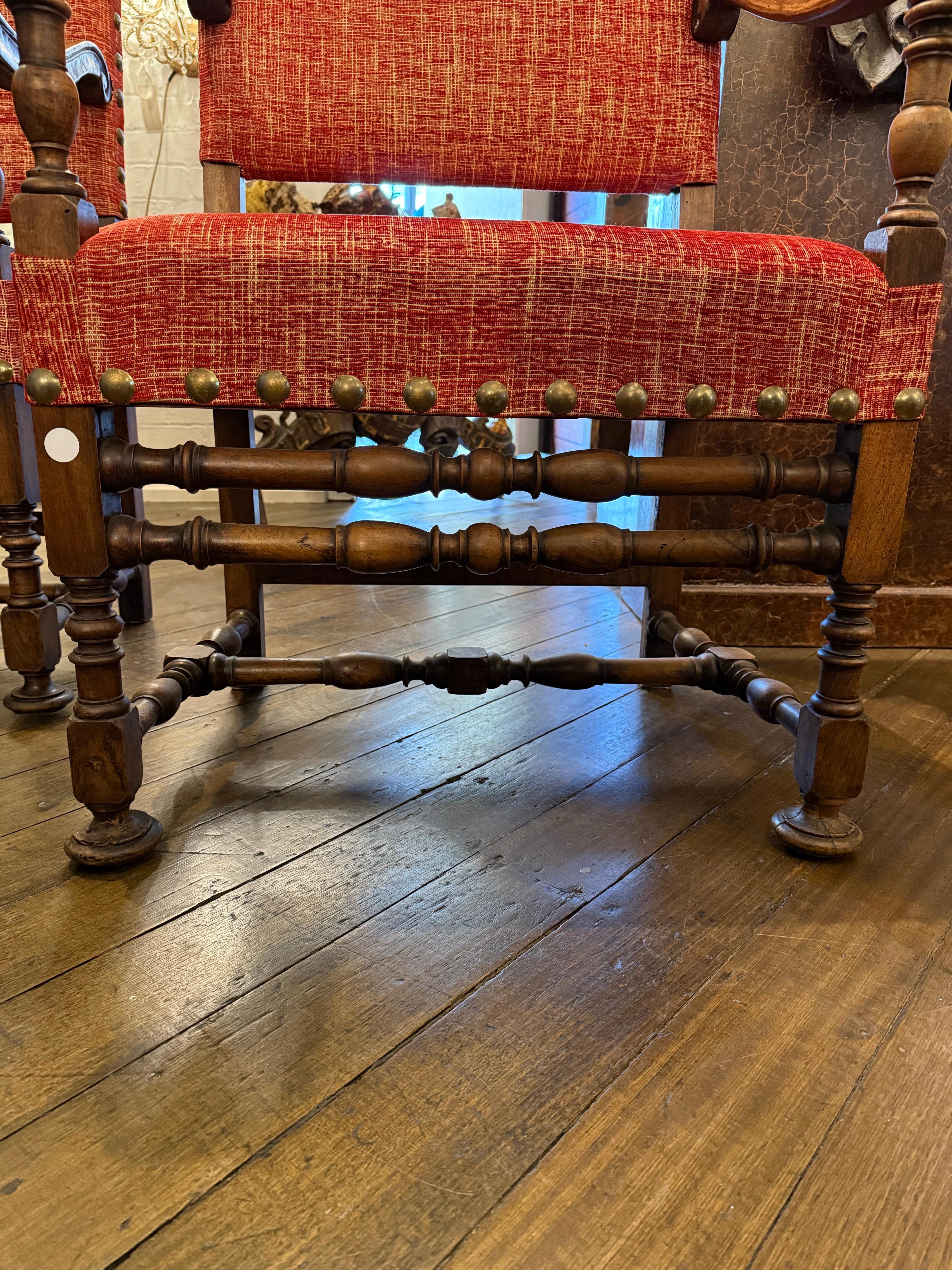 Paire de grands fauteuils italiens en noyer sculpté et parchemin doré, 19e siècle en vente 5