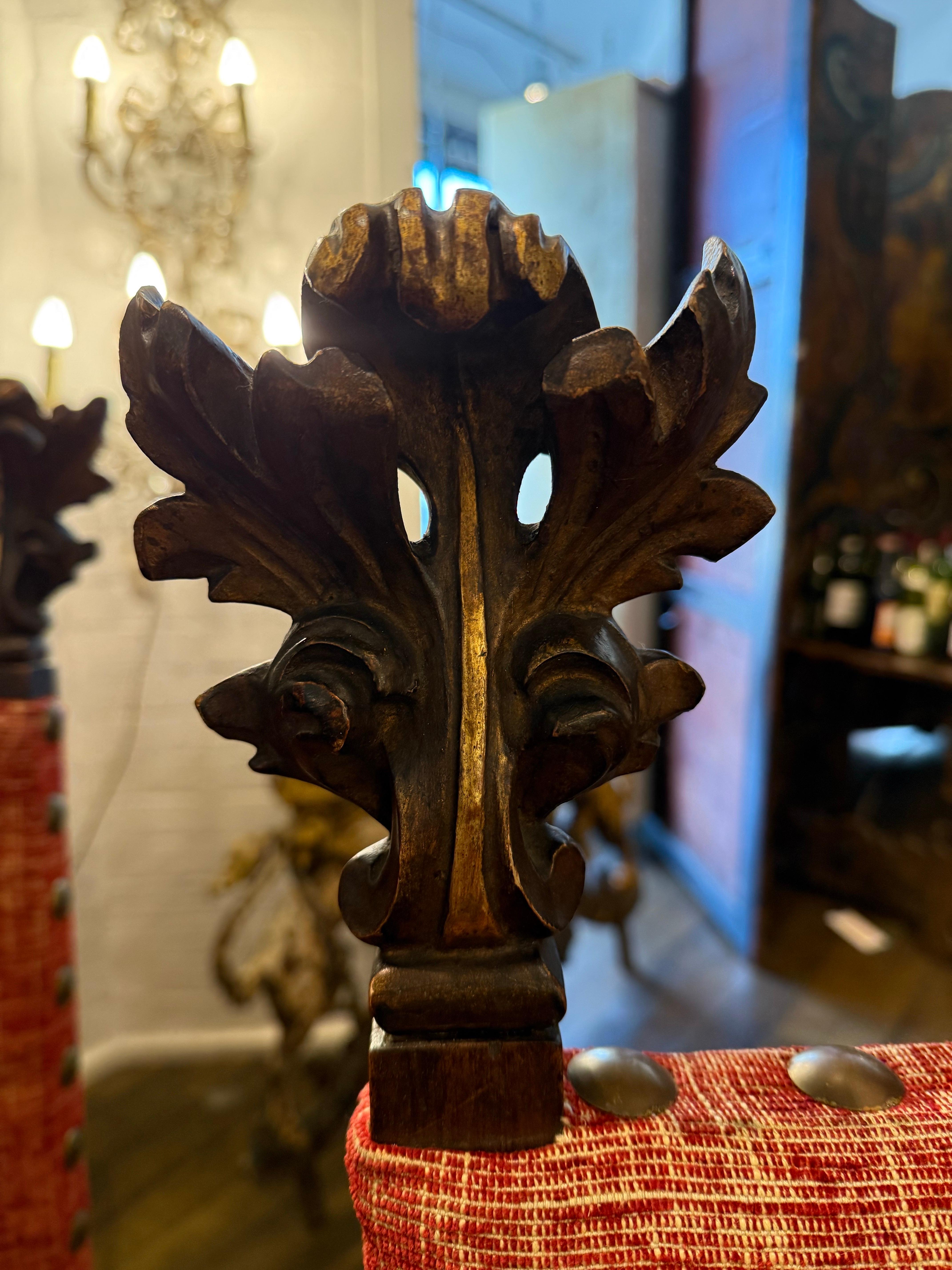 Paire de grands fauteuils italiens en noyer sculpté et parchemin doré, 19e siècle en vente 6